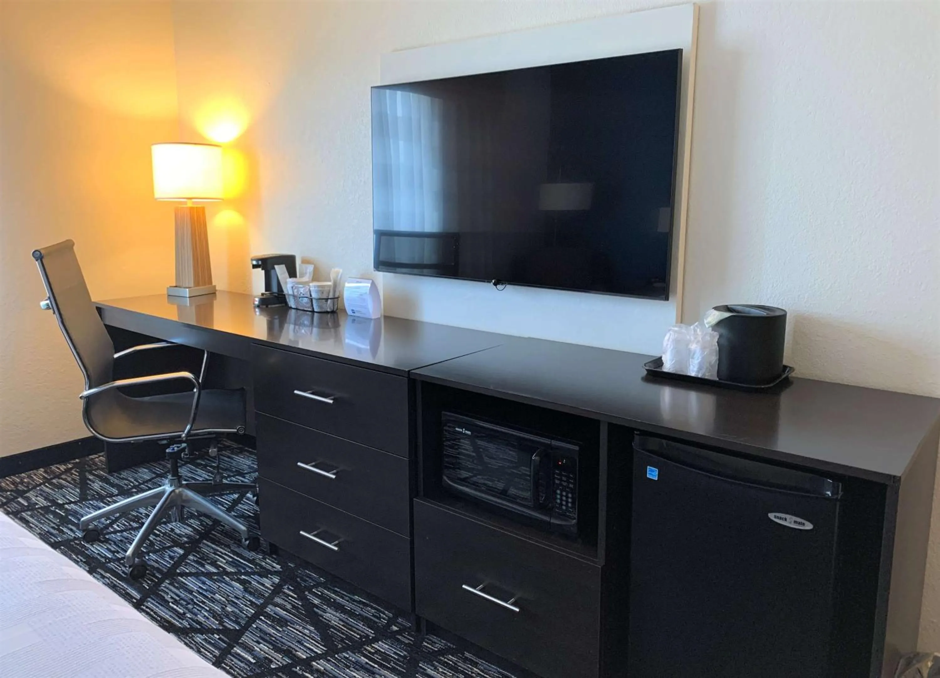 Bedroom, TV/Entertainment Center in Best Western Cambridge