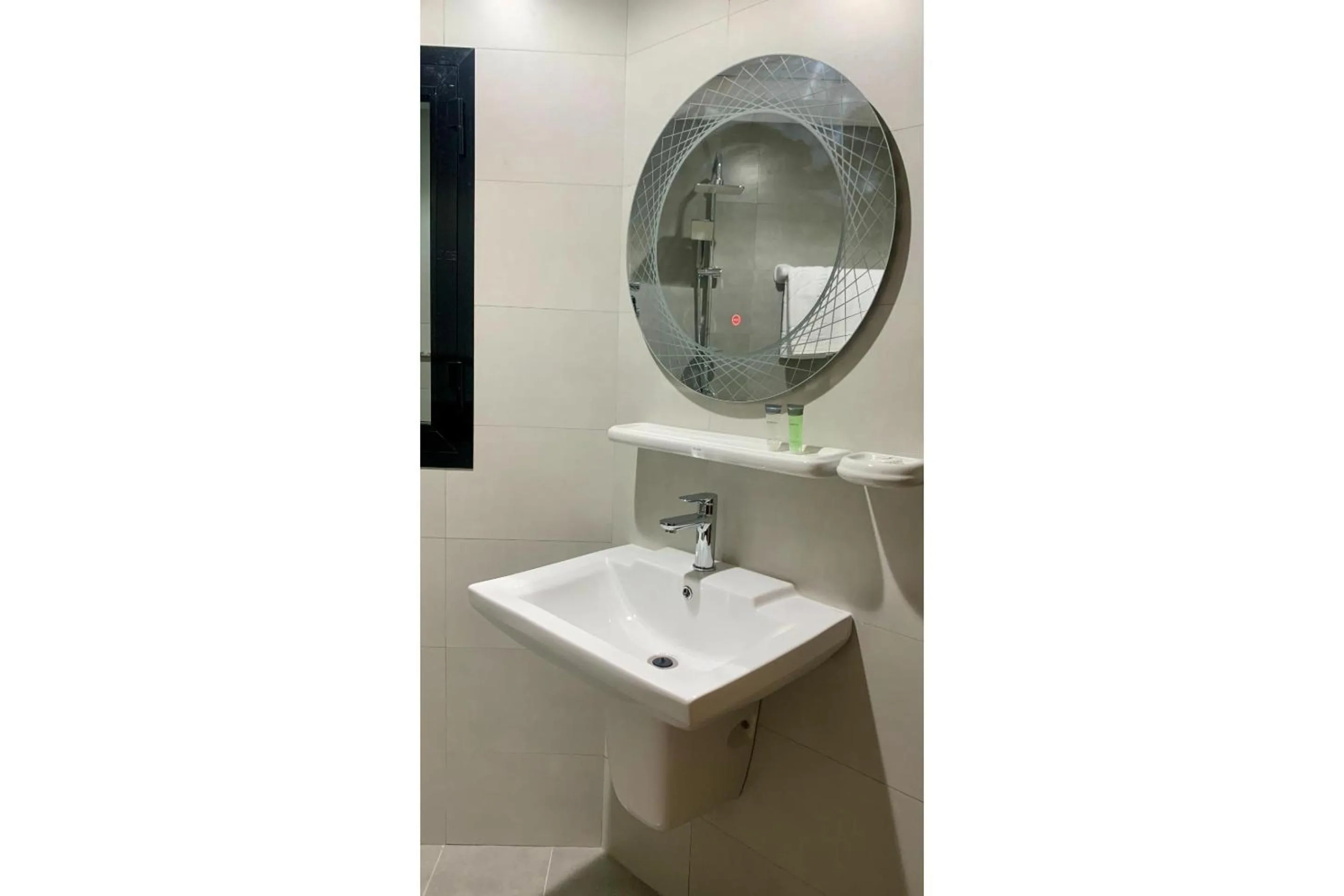 Bathroom in OYO Townhouse 156 Rose Hotel Apartments