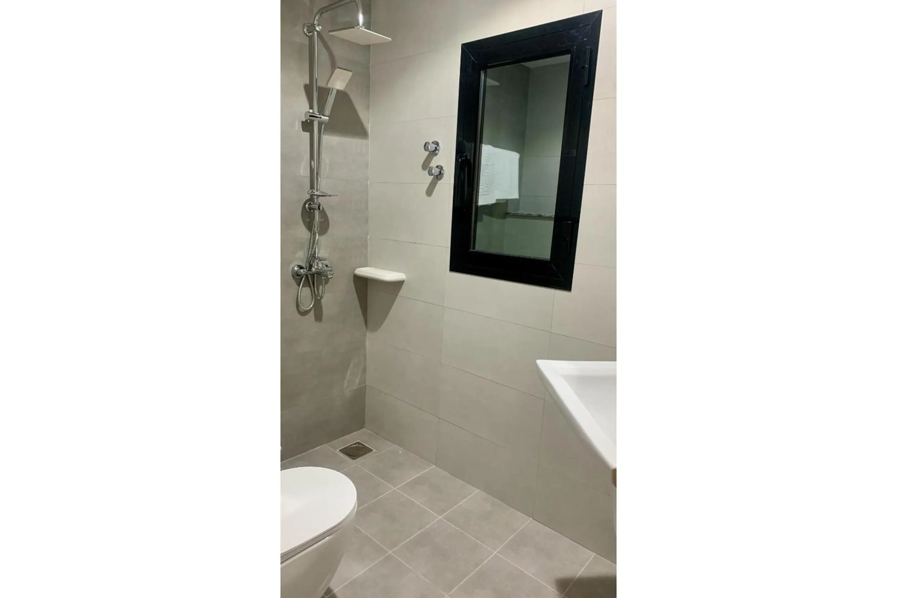 Bathroom in OYO Townhouse 156 Rose Hotel Apartments