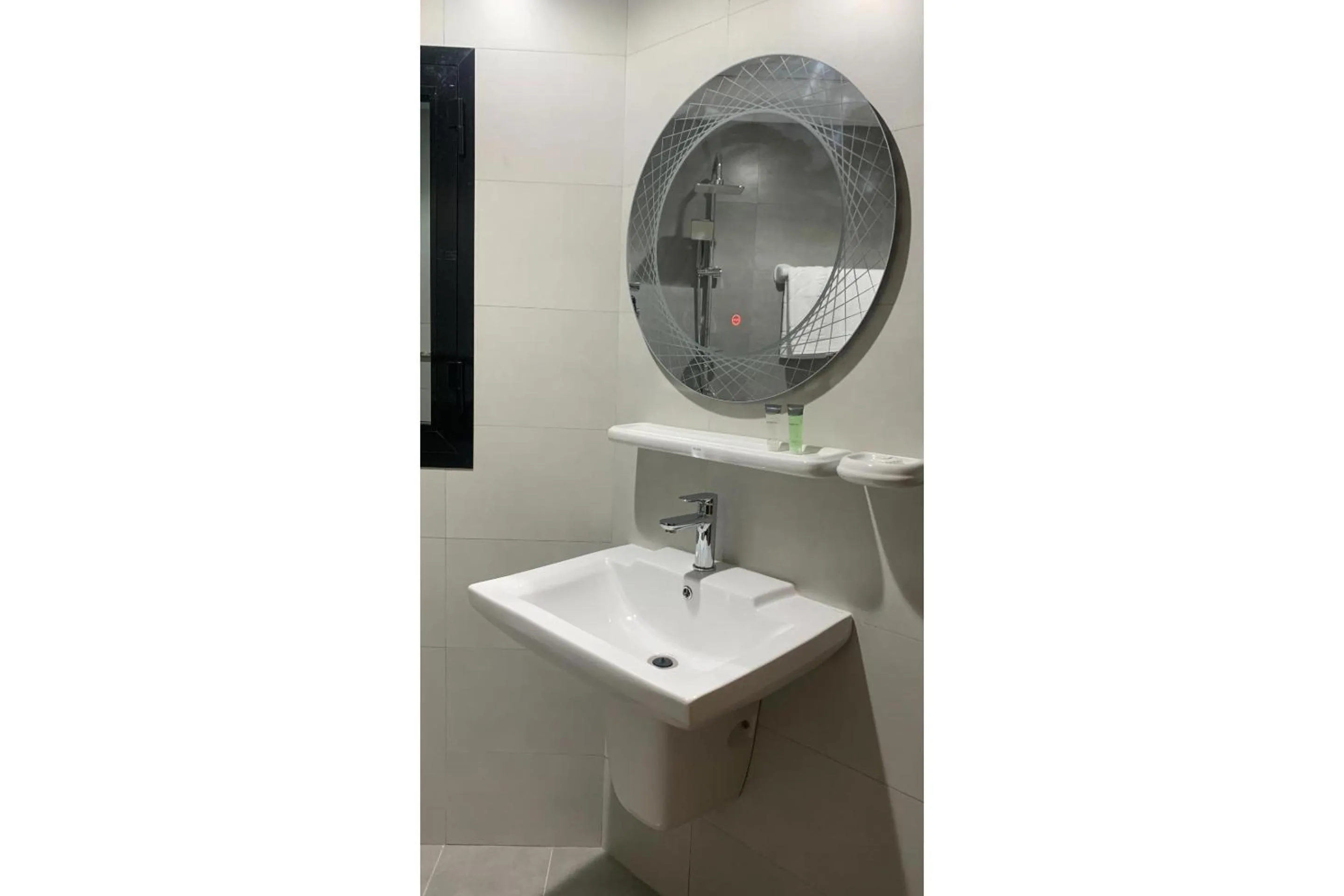 Bathroom in OYO Townhouse 156 Rose Hotel Apartments