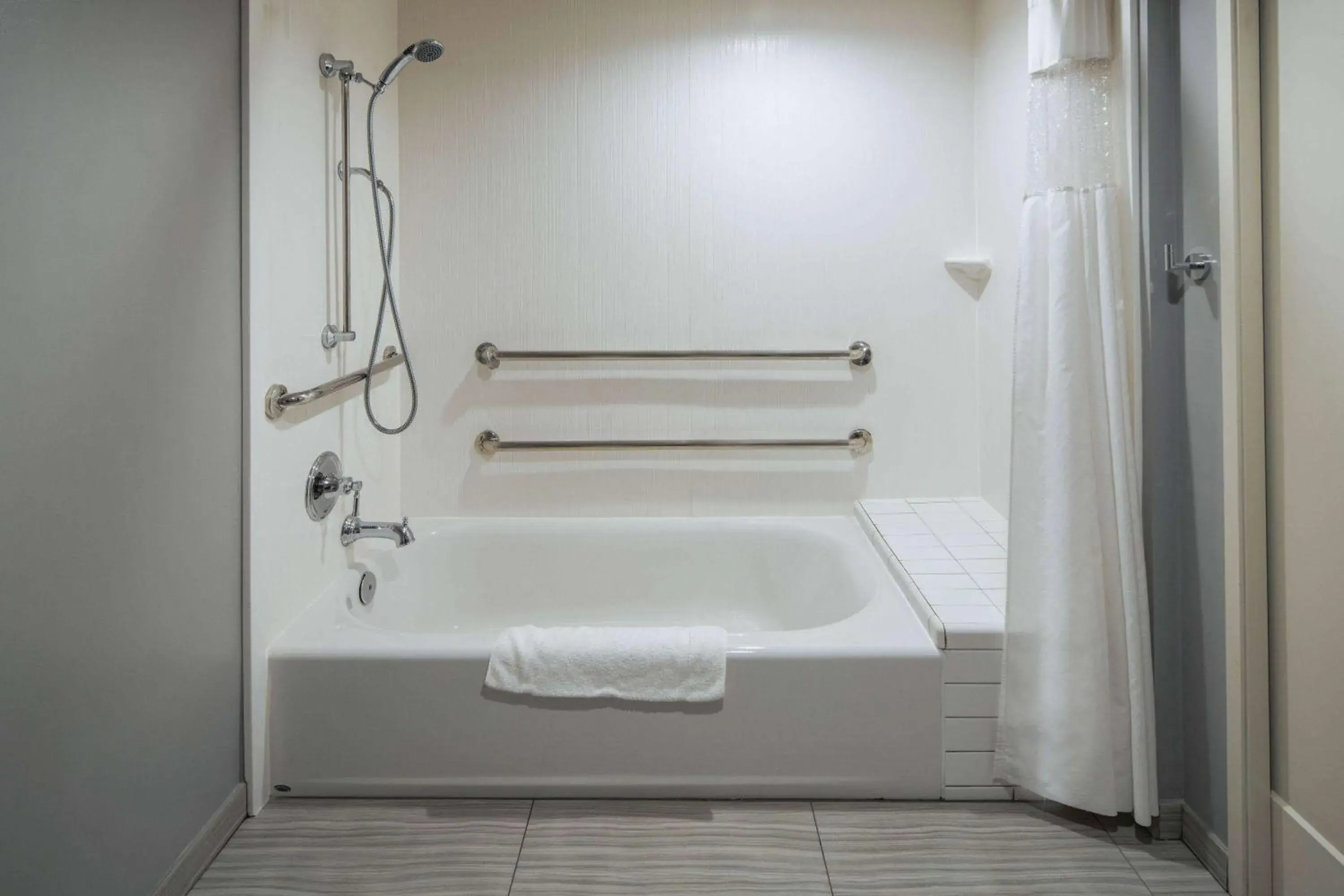 Queen Room with Two Queen Beds and Mobility/Hearing Impaired Access - Non-Smoking in Ramada by Wyndham Burbank Airport Queen Room with Two Queen Beds and Mobility/Hearing Impaired Access - Non-Smoking in Ramada by Wyndham Burbank Airport