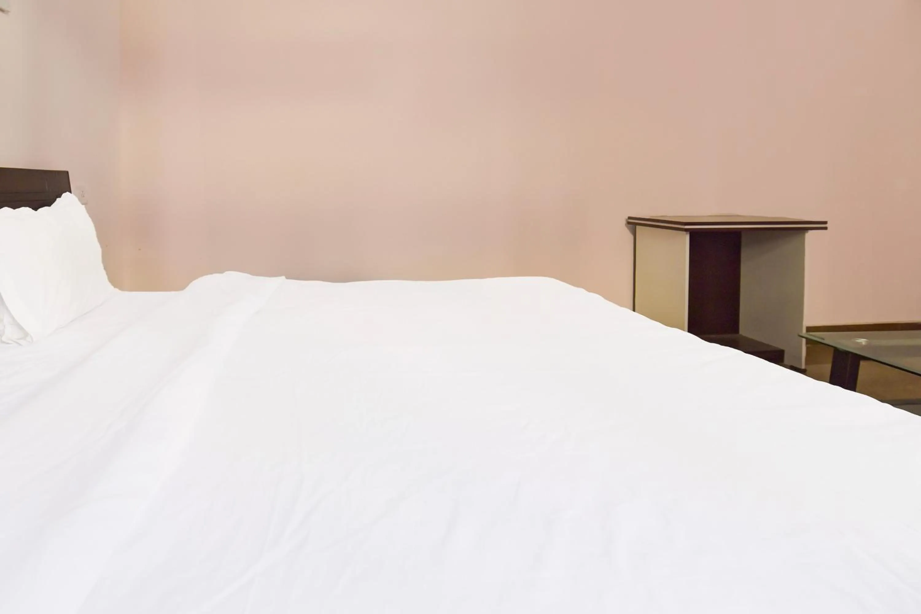 Bedroom, Bed in Hotel O Homewood Suites And Guest House