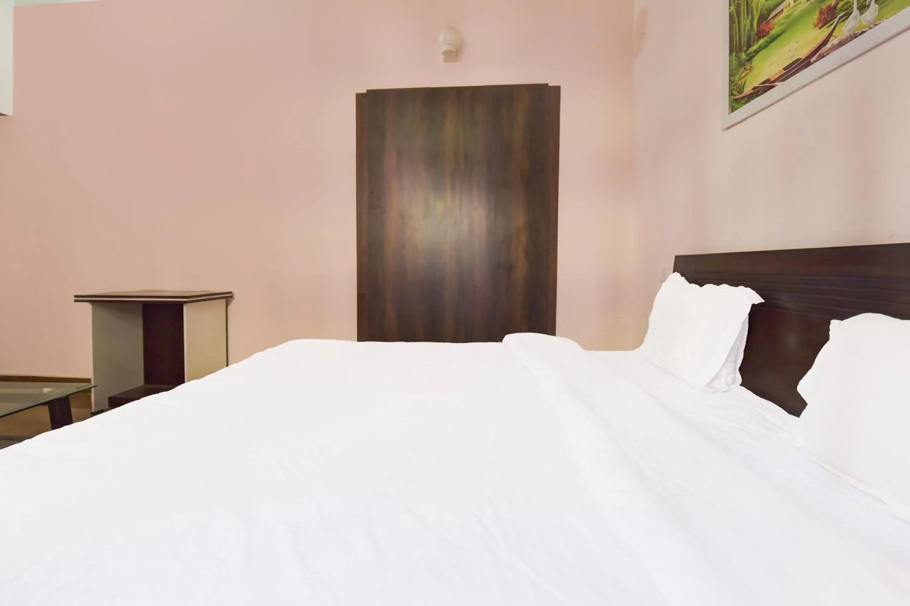 Bedroom, Bed in Hotel O Homewood Suites And Guest House