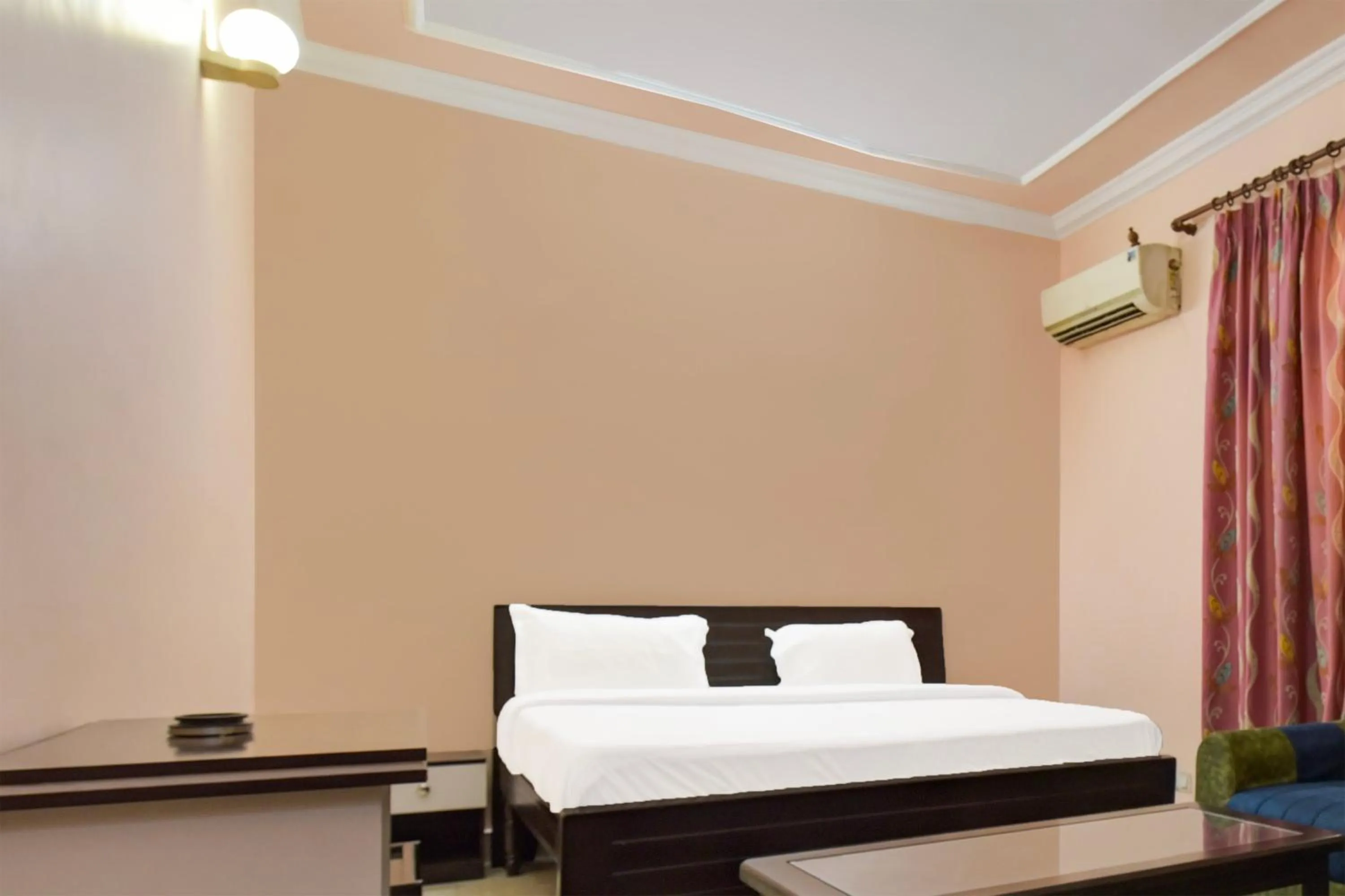 Bedroom, Bed in Hotel O Homewood Suites And Guest House