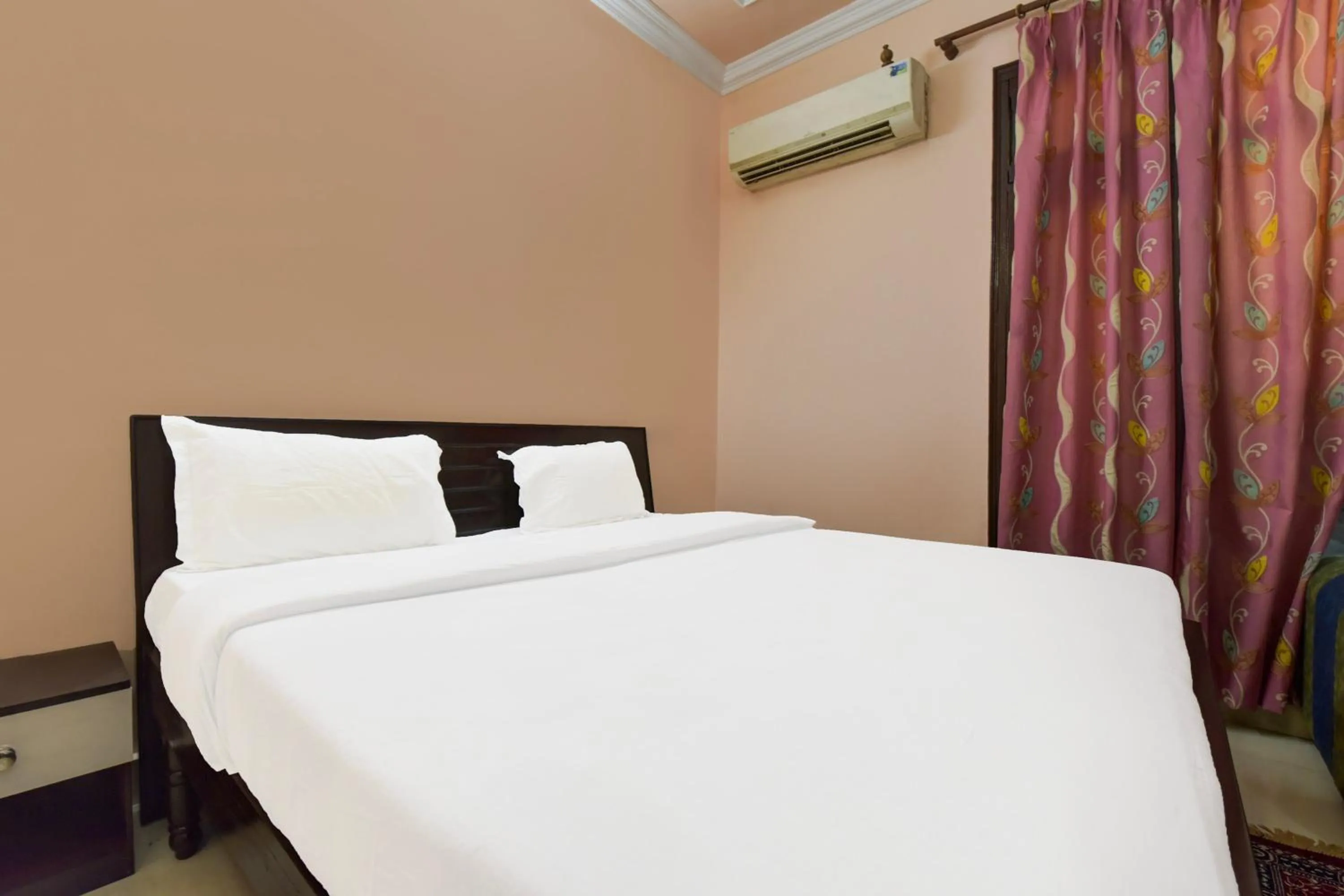 Bedroom, Bed in Hotel O Homewood Suites And Guest House