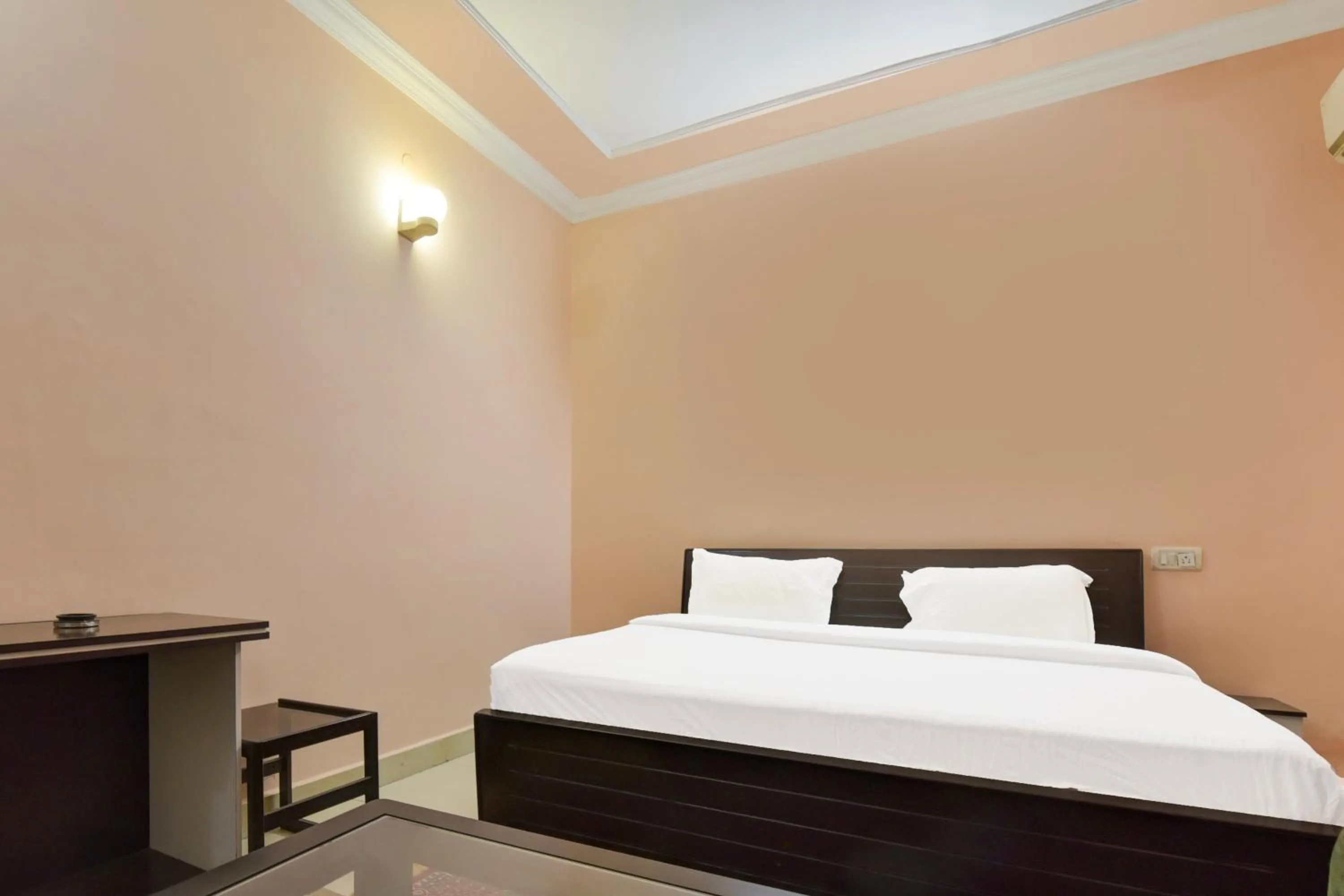 Bedroom, Bed in Hotel O Homewood Suites And Guest House