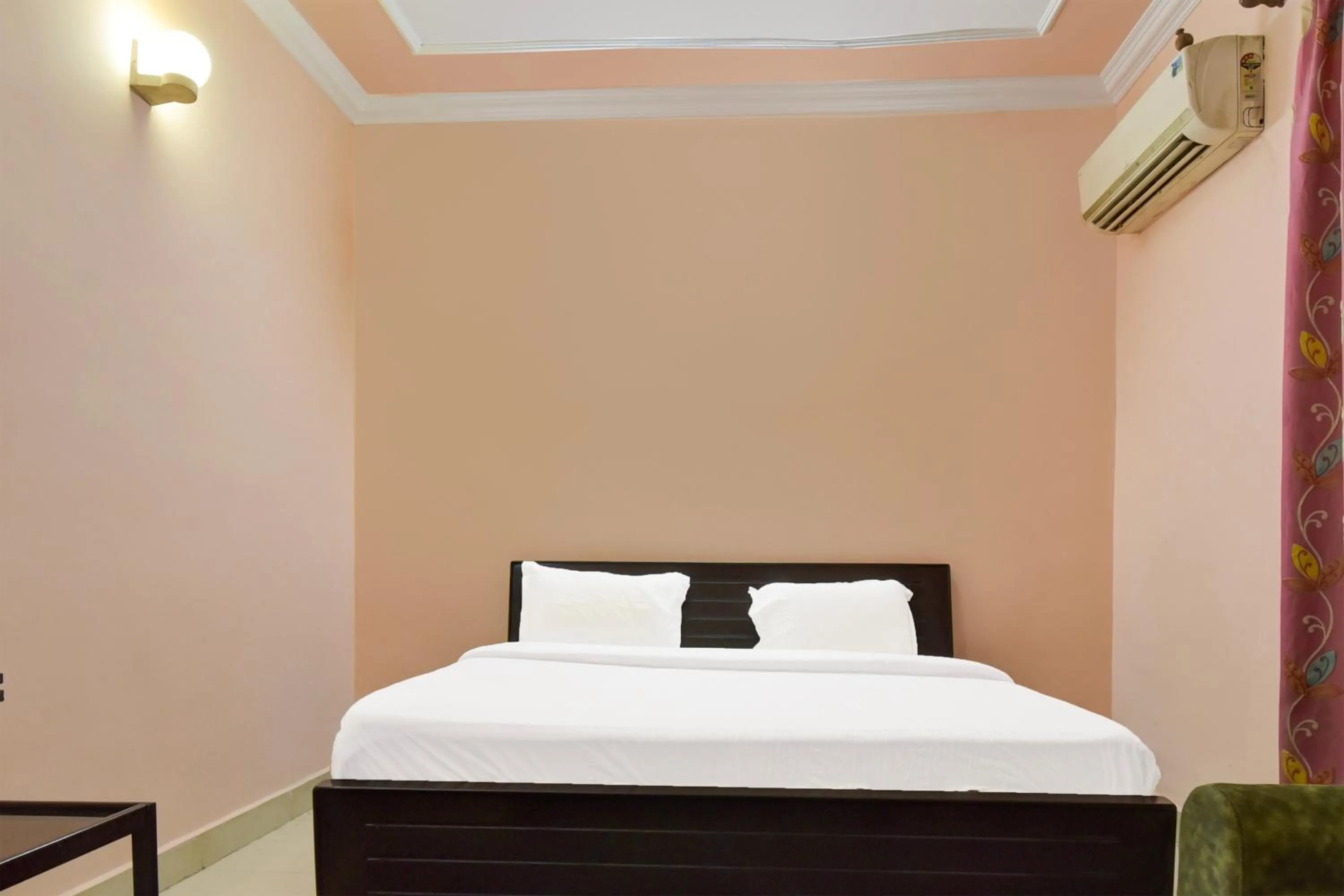 Bedroom, Bed in Hotel O Homewood Suites And Guest House