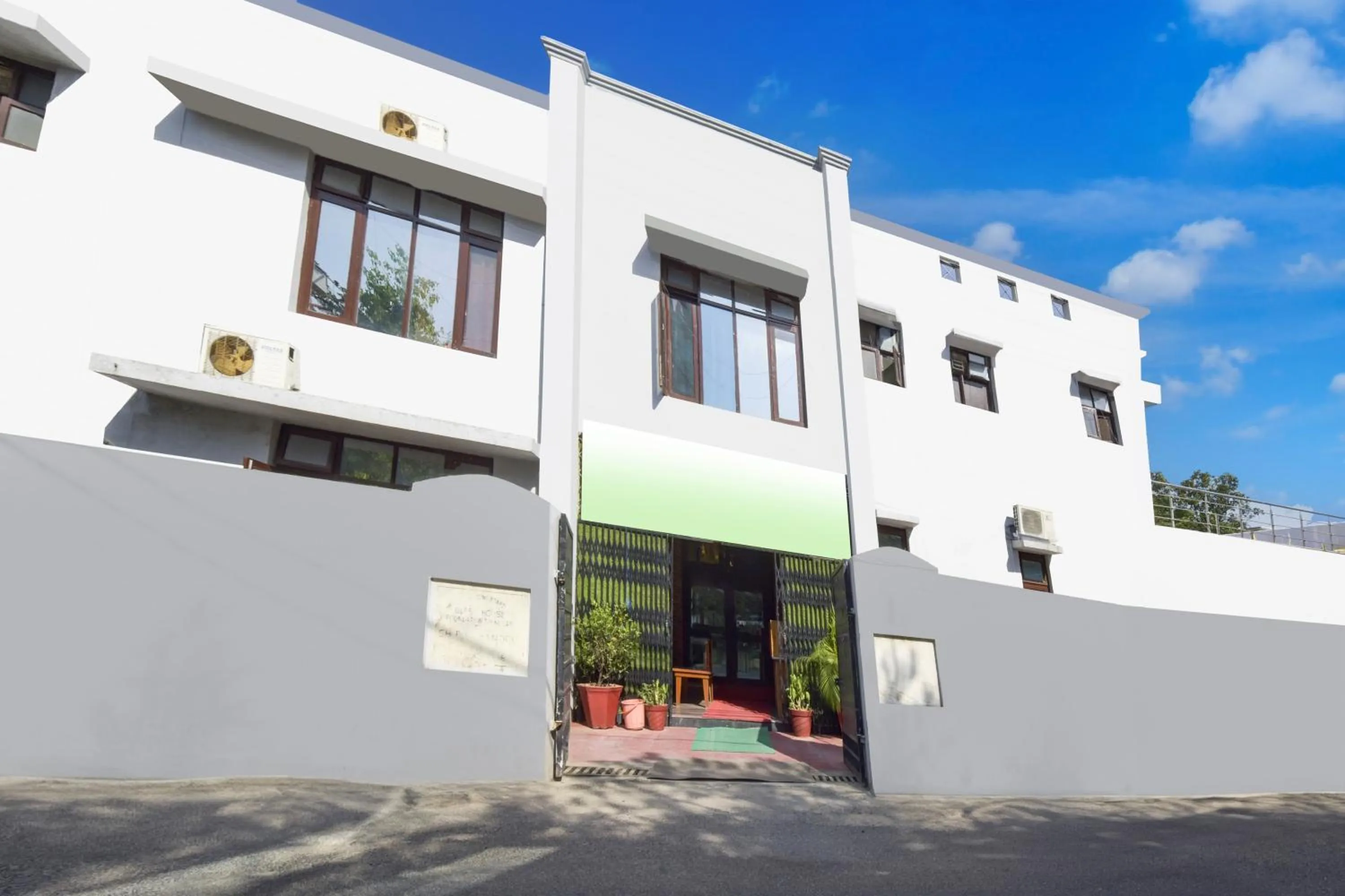 Facade/entrance in Hotel O Homewood Suites And Guest House