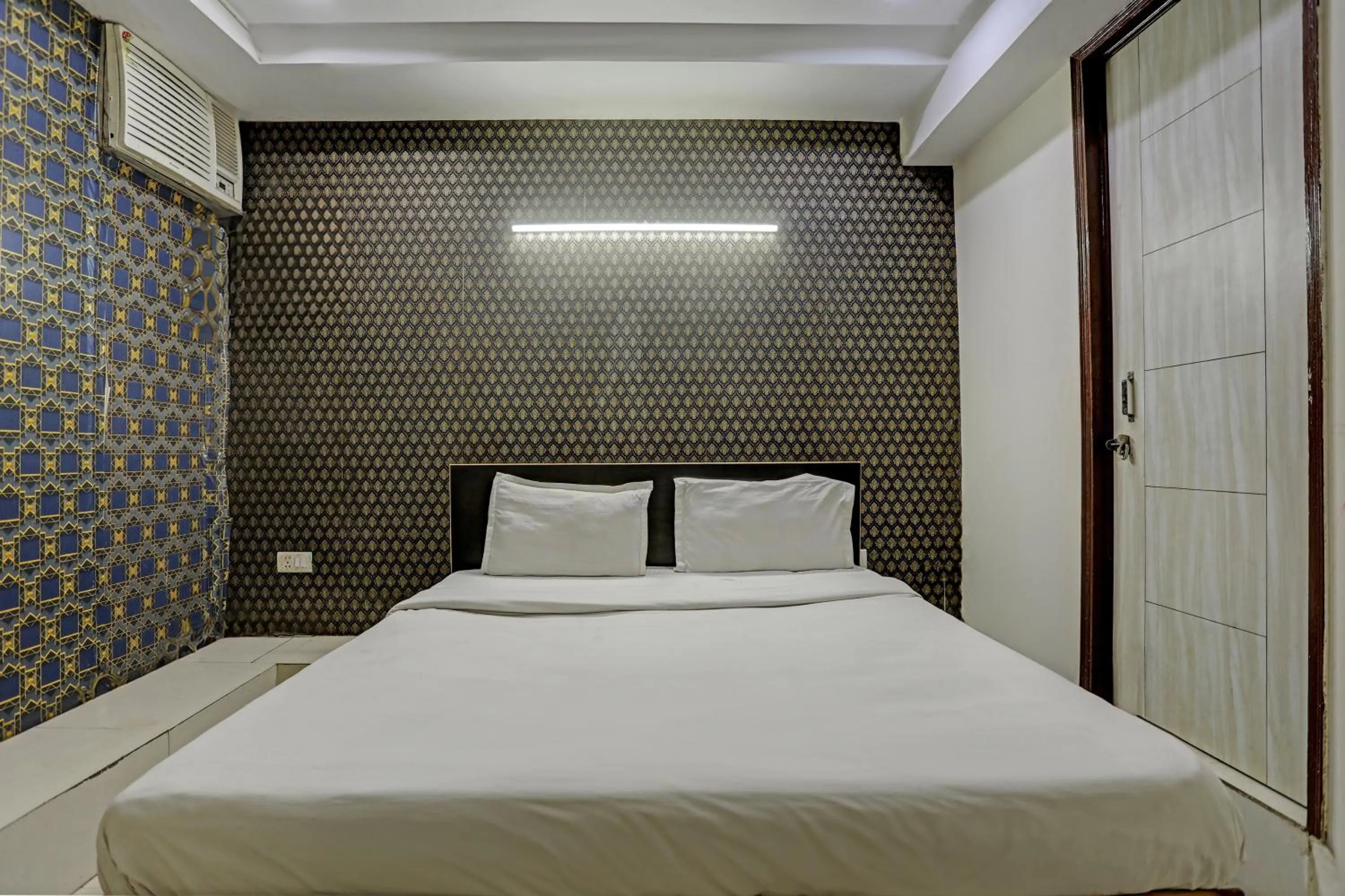 Facade/entrance, Bed in Hotel O Kanak palace