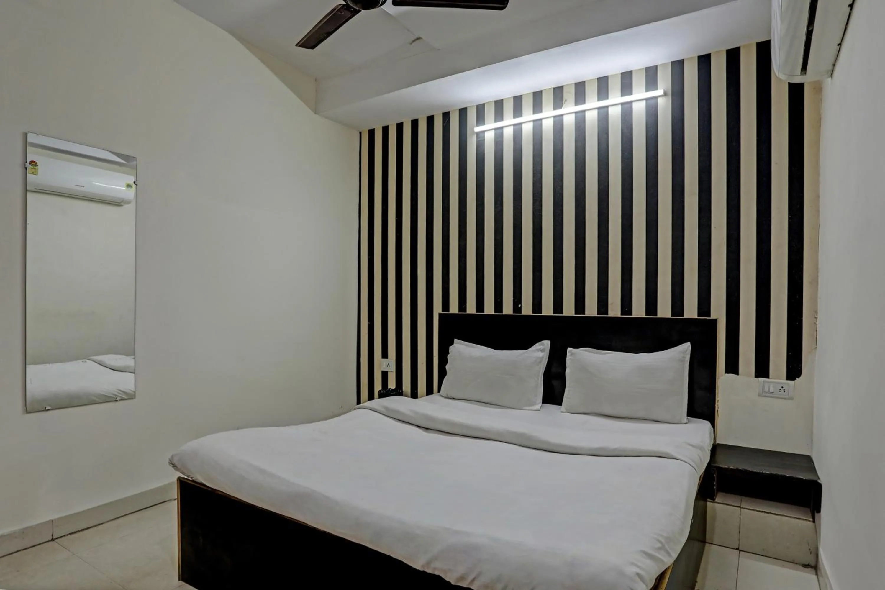 Bedroom, Bed in Hotel O Kanak palace