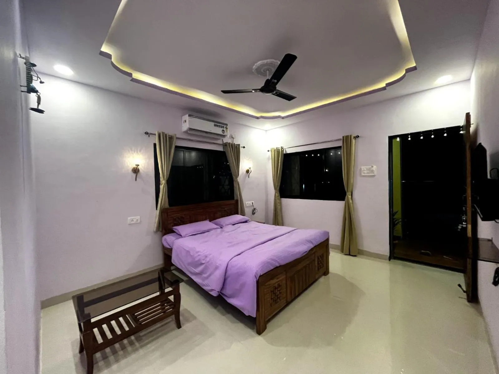 Photo of the whole room, Bed in Tarangan Resort