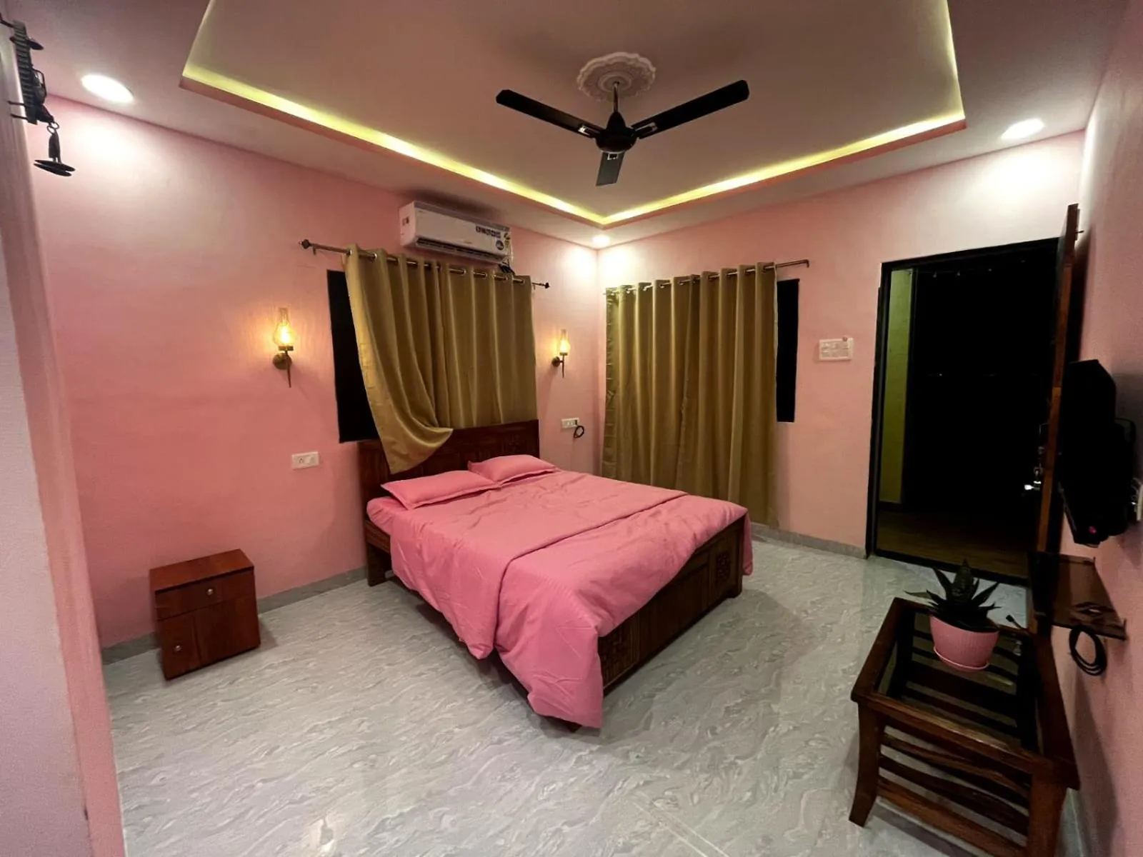 Photo of the whole room, Bed in Tarangan Resort