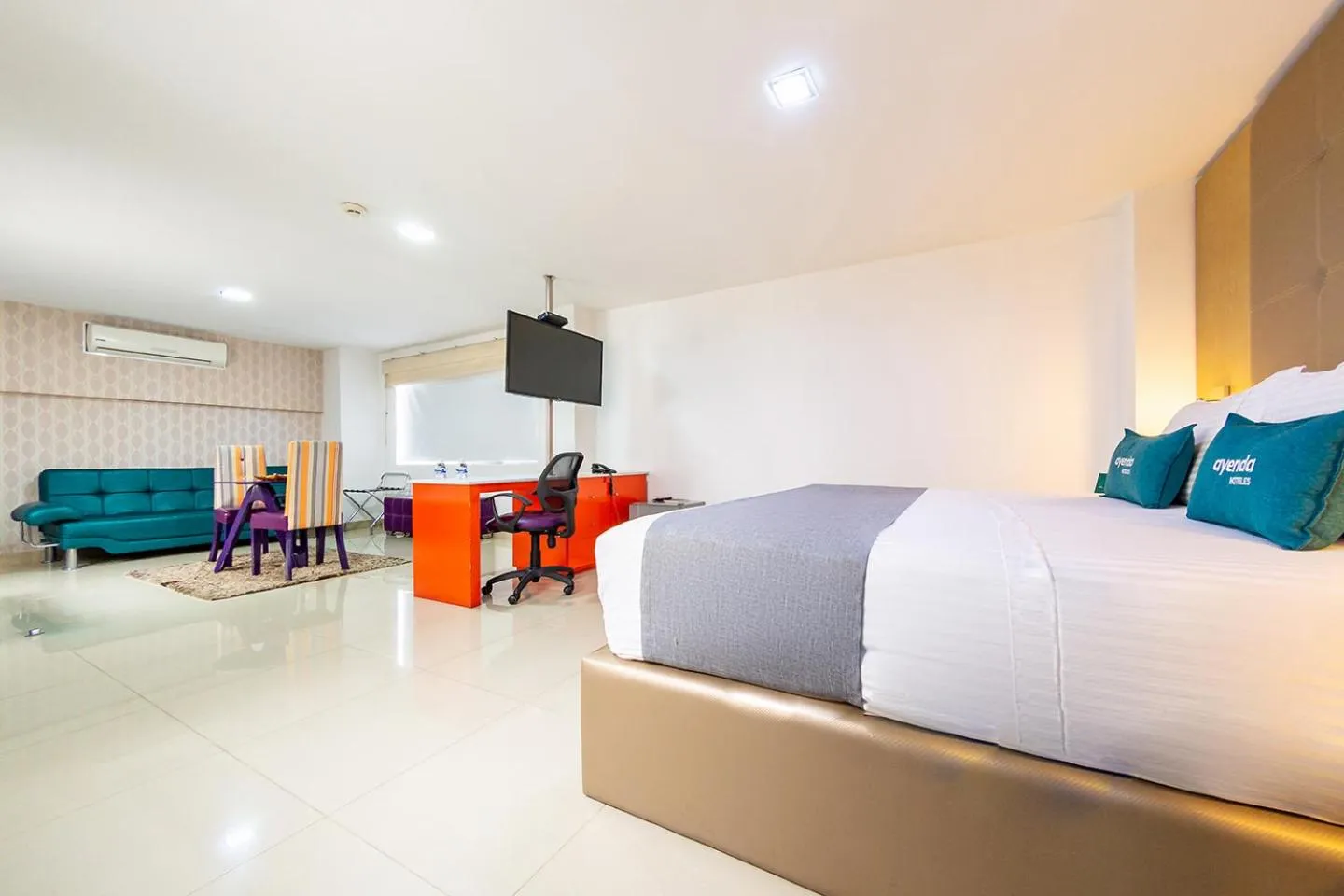 Communal lounge/ TV room, Bed in Hotel MH Pereira