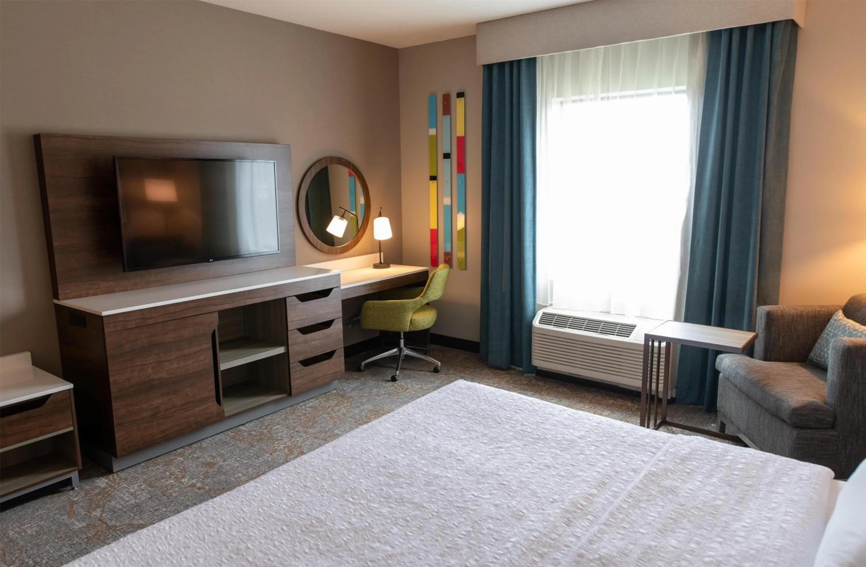 Living room, Bed in Hampton Inn Orange City