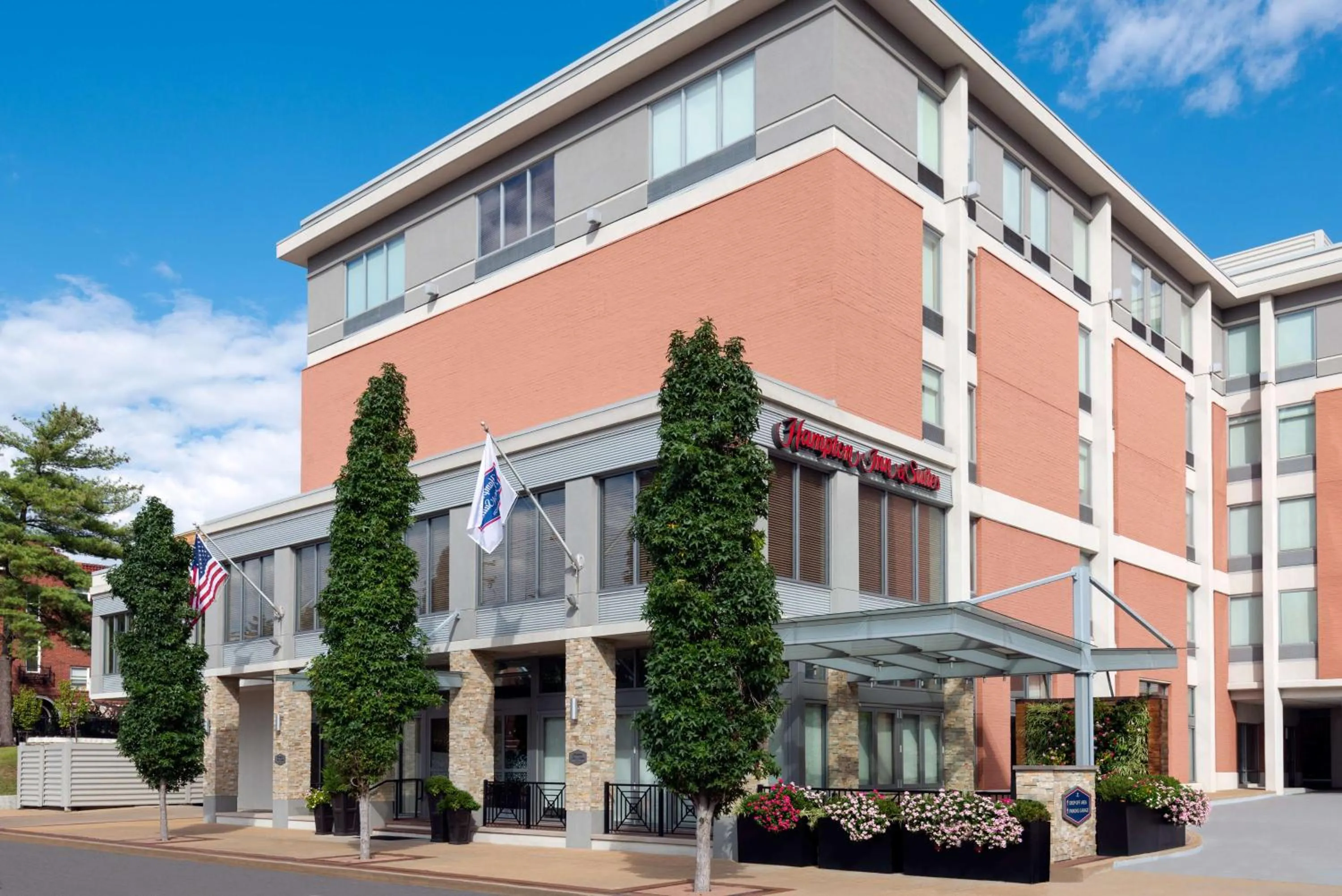 Property building in Hampton Inn and Suites Clayton/St. Louis-Galleria Area