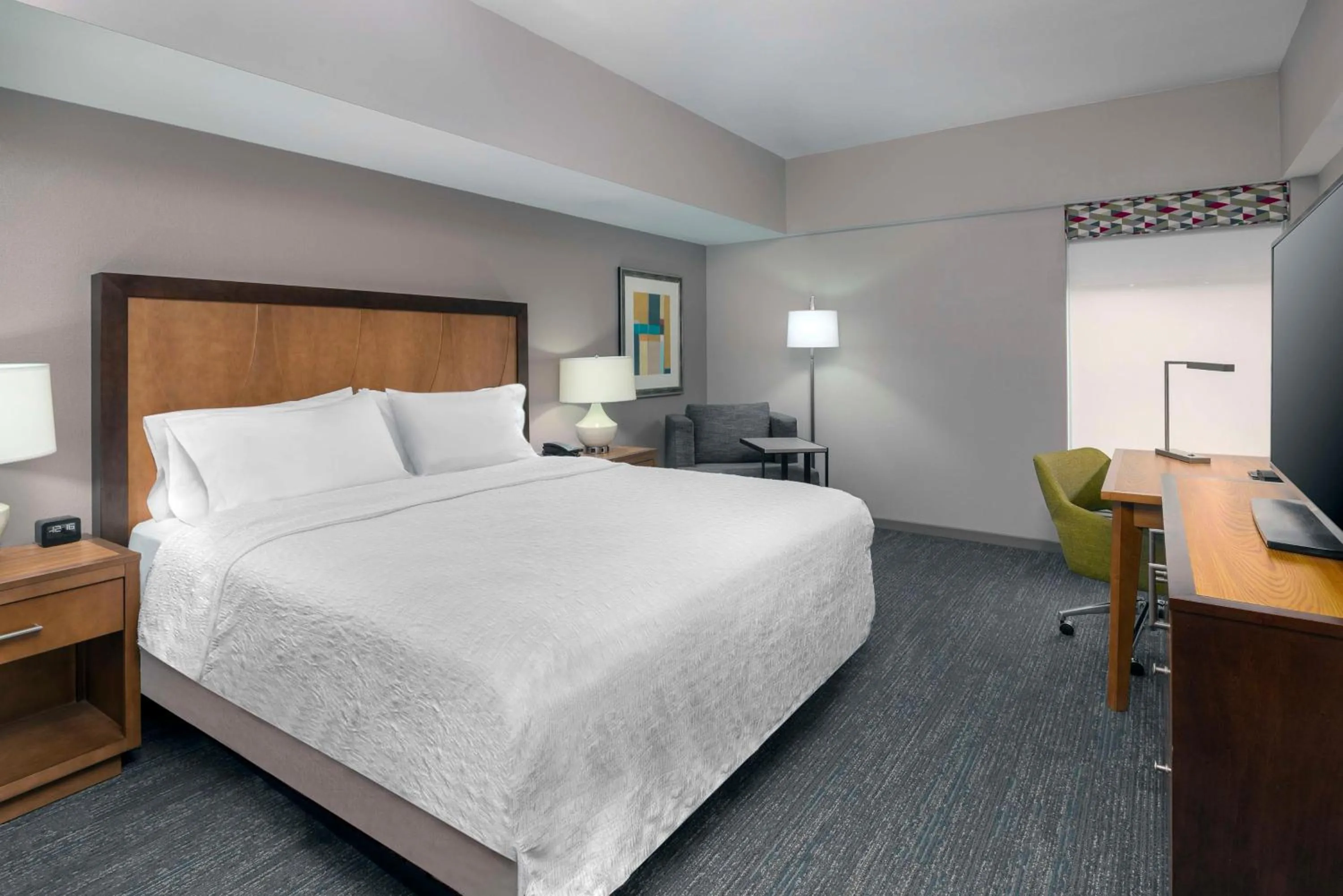 Bed in Hampton Inn and Suites Clayton/St. Louis-Galleria Area