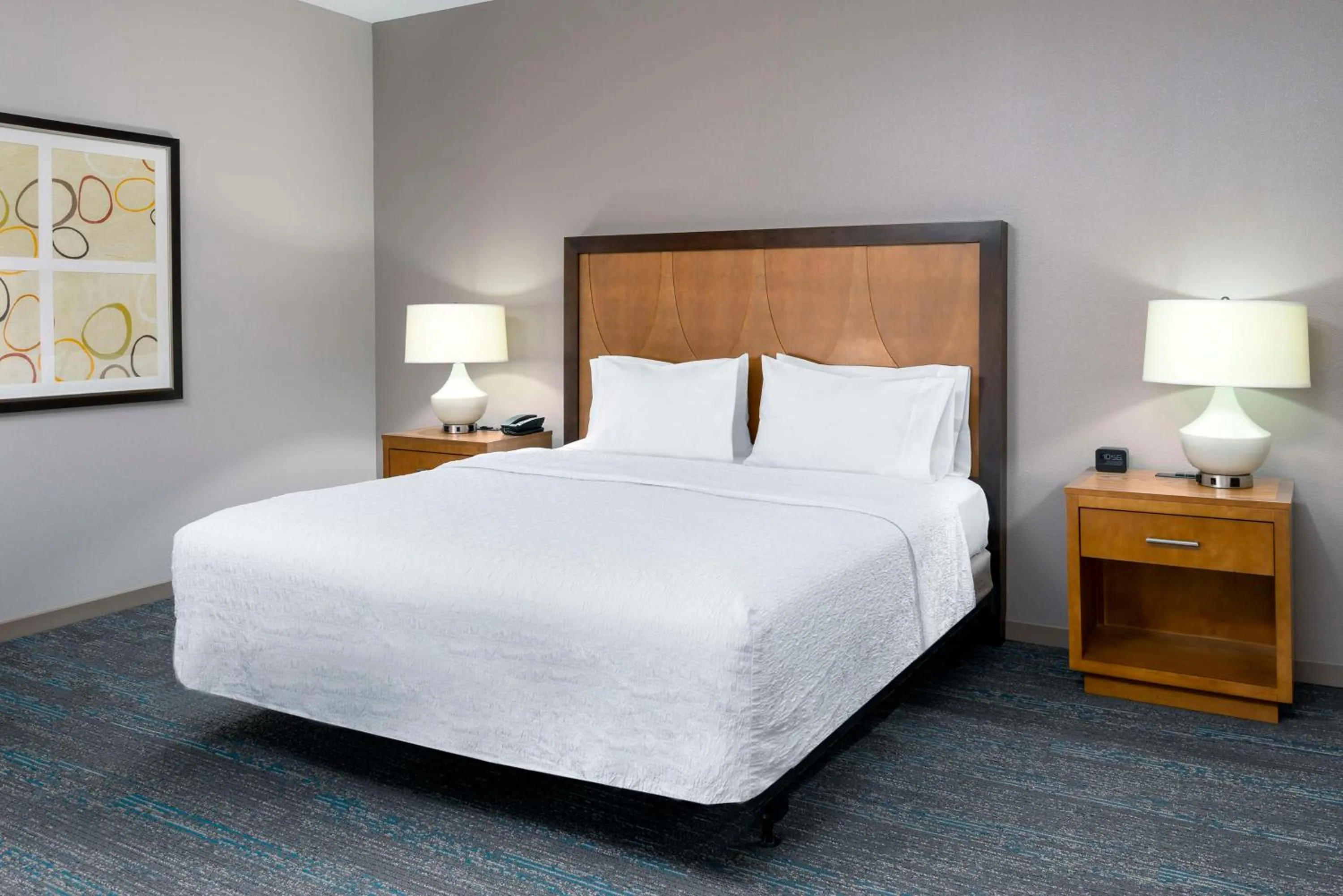 Bed in Hampton Inn and Suites Clayton/St. Louis-Galleria Area