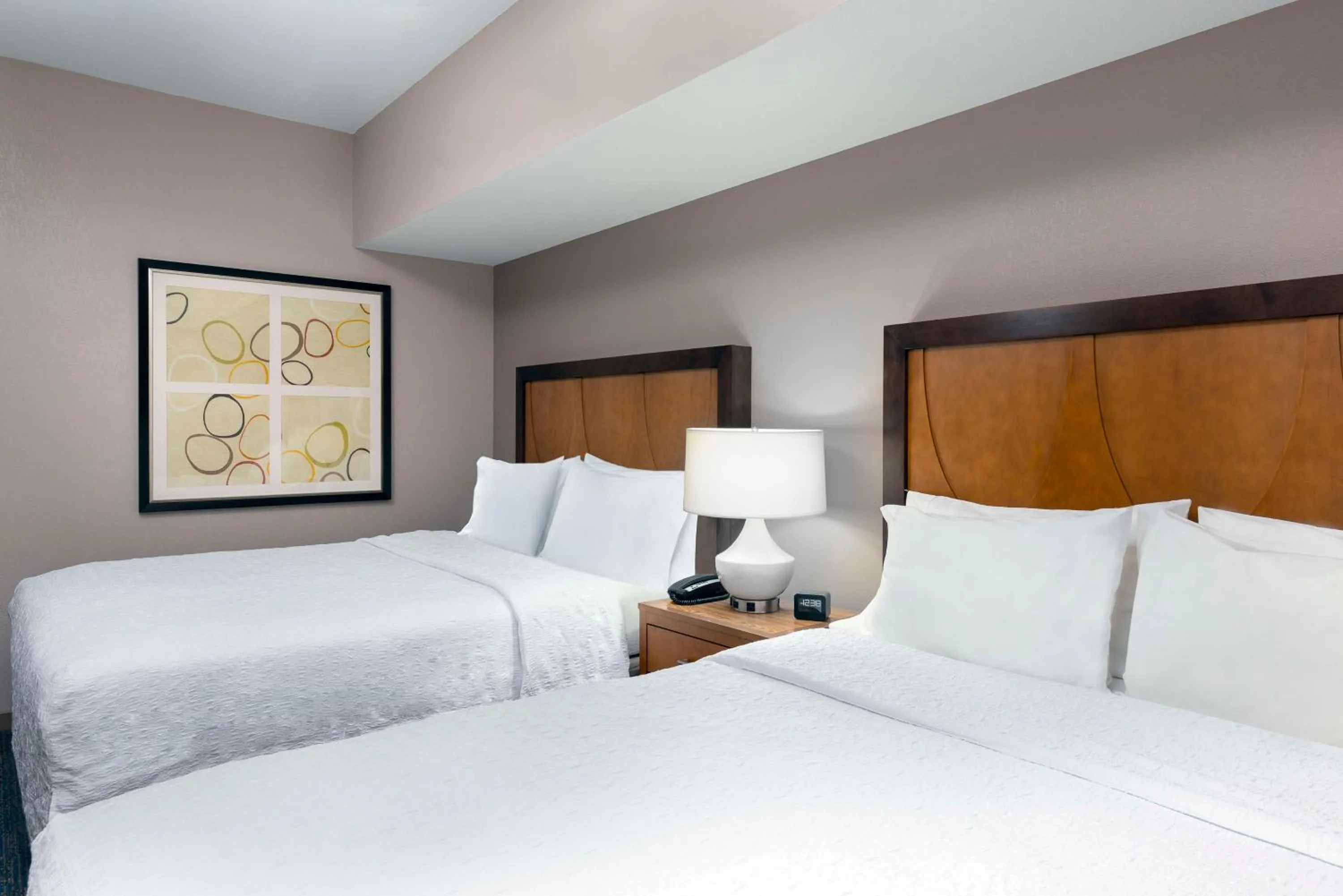 Bed in Hampton Inn and Suites Clayton/St. Louis-Galleria Area