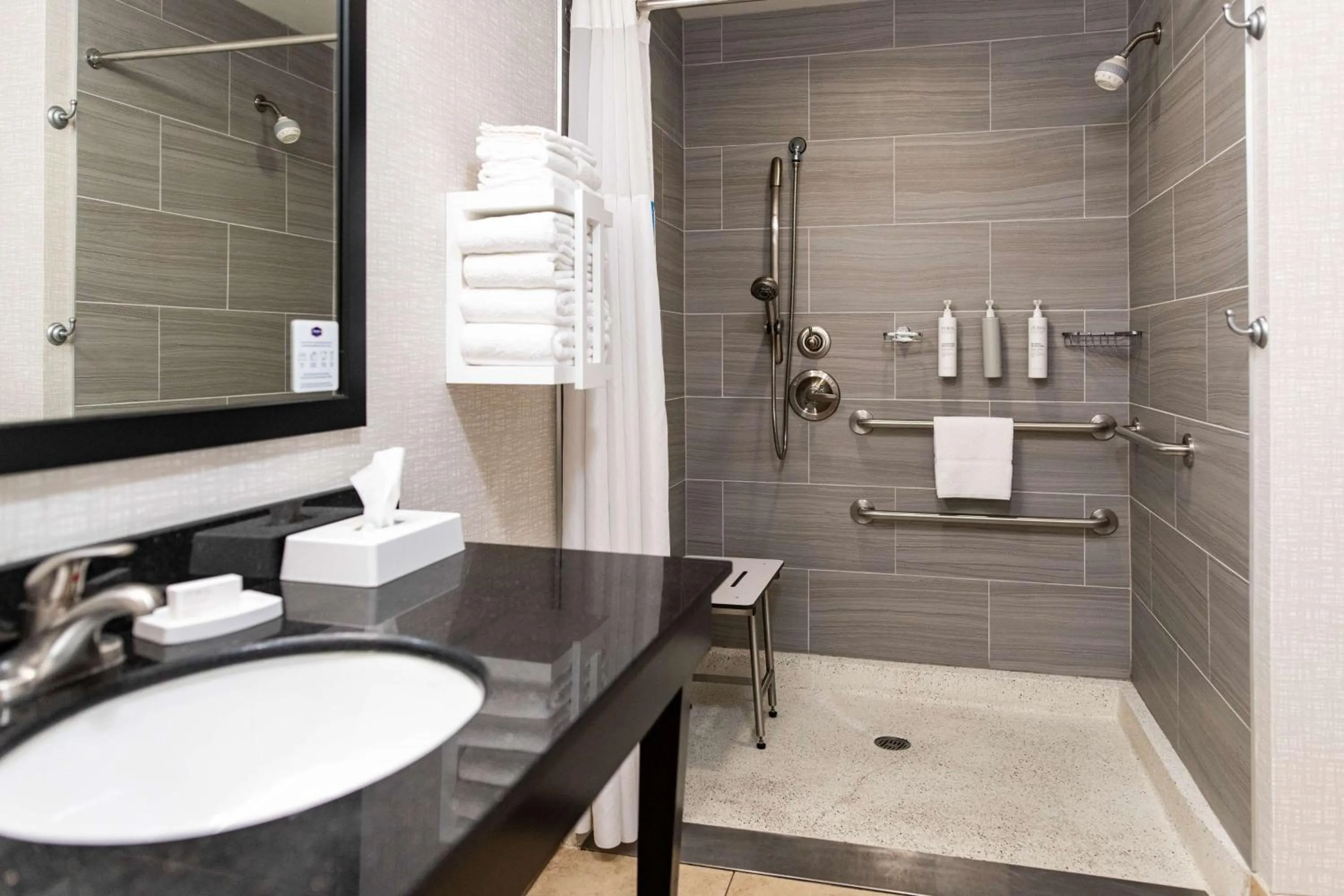 Bathroom in Hampton Inn & Suites Effingham