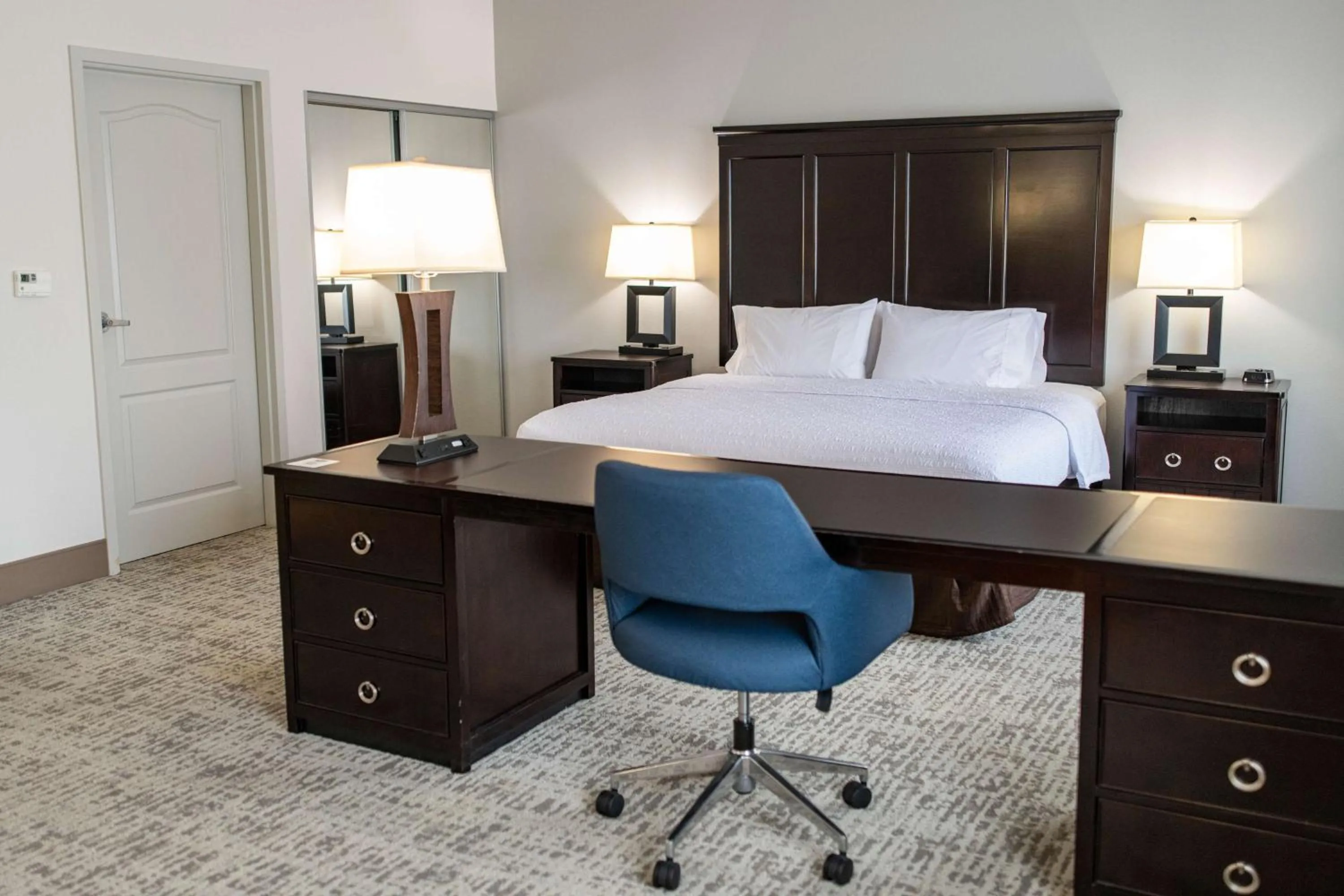 Bedroom, Bed in Hampton Inn & Suites Effingham