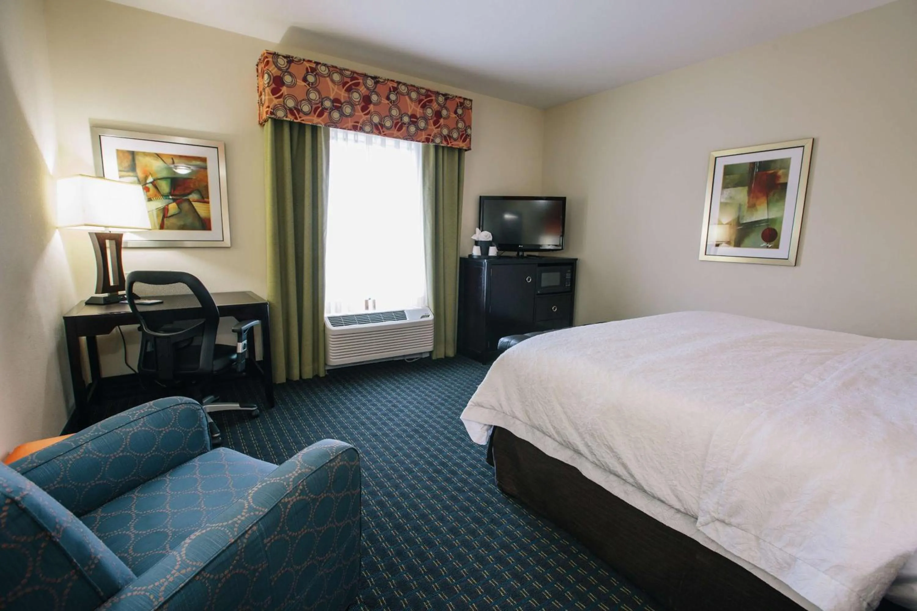 Bedroom, Bed in Hampton Inn & Suites Effingham