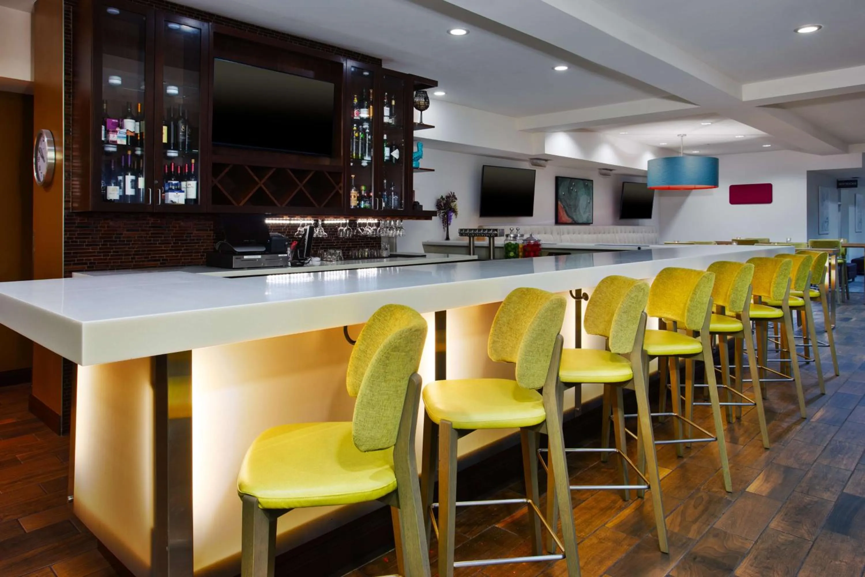 Lounge or bar in Hilton Garden Inn Benton Harbor