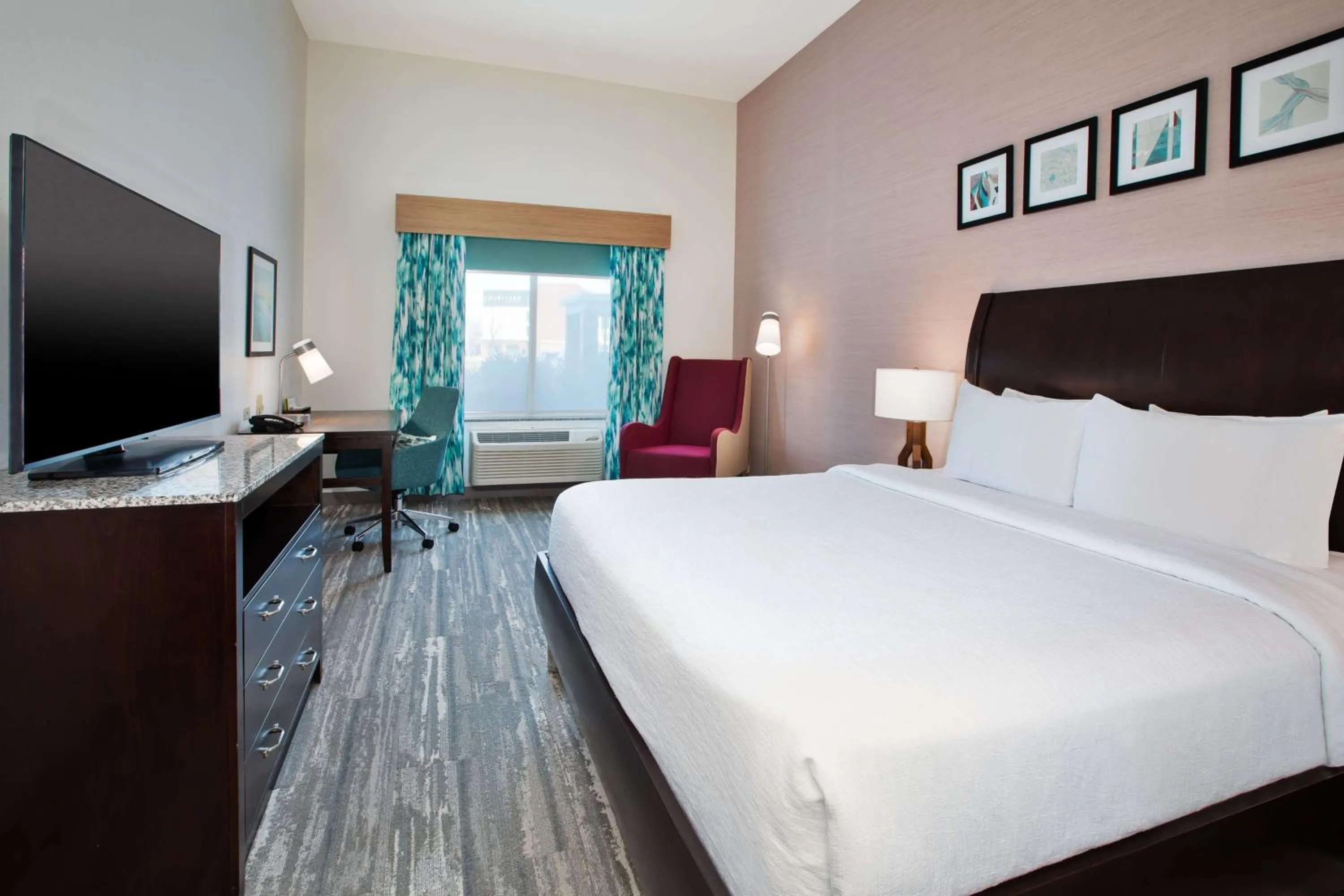 Bed in Hilton Garden Inn Benton Harbor