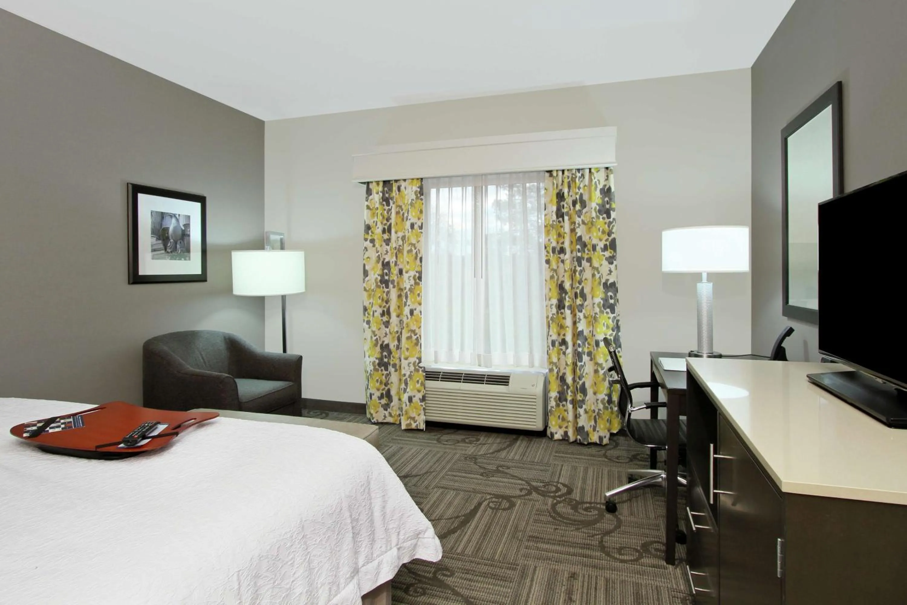 Bedroom, Bed in Hampton Inn & Suites Columbus/University Area