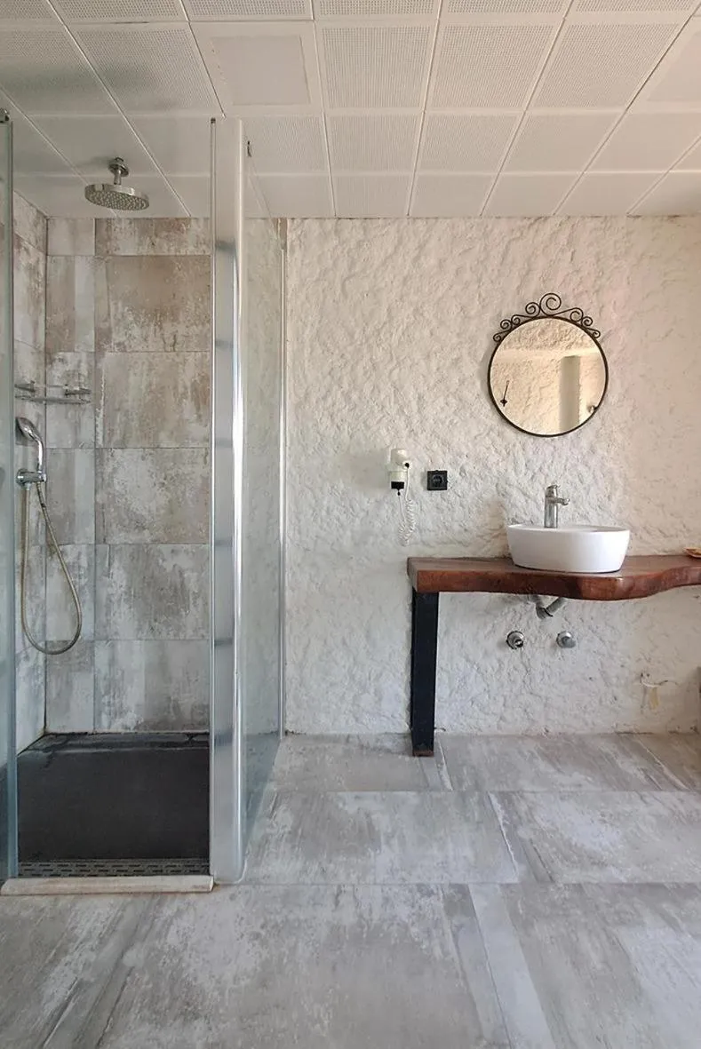 Shower in Bellezza Hotel Alaçatı