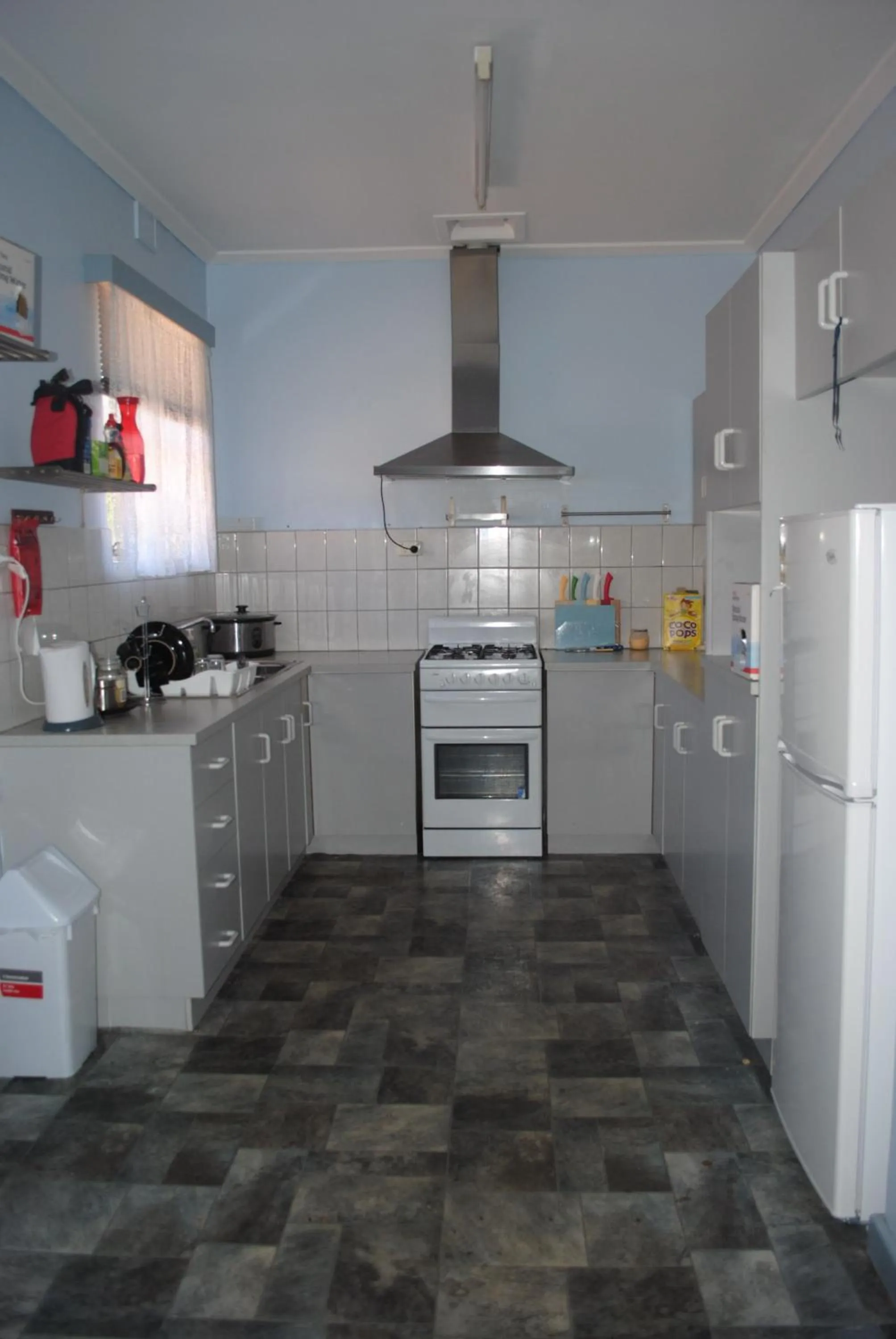 Kitchen or kitchenette in Port Adelaide Backpackers