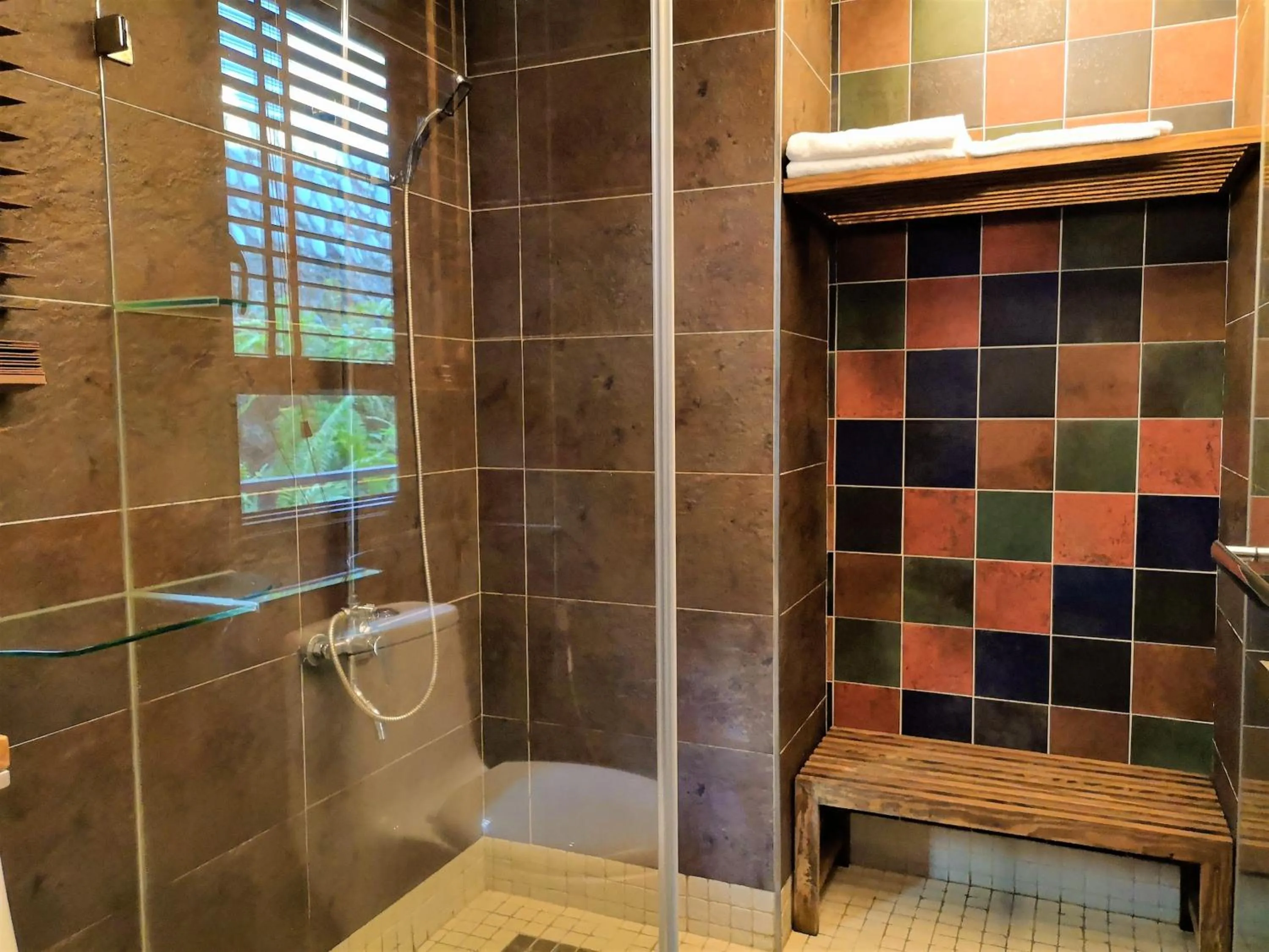 Shower in A&L Inn 戀灣旅棧