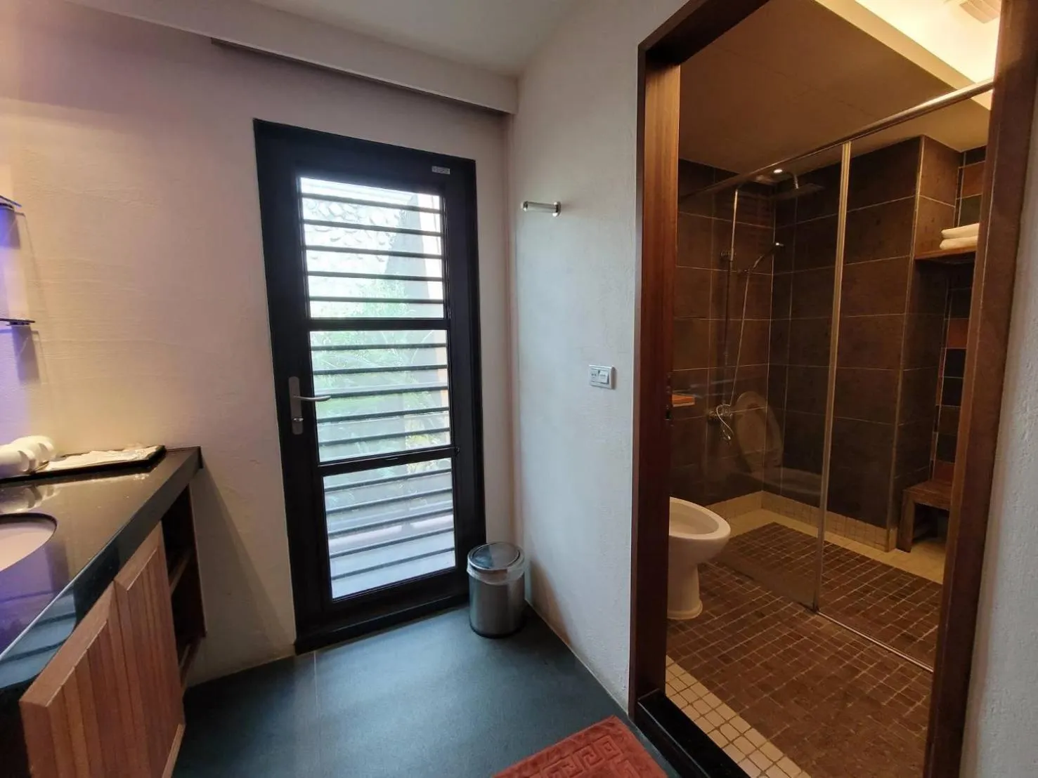 Shower in A&L Inn 戀灣旅棧