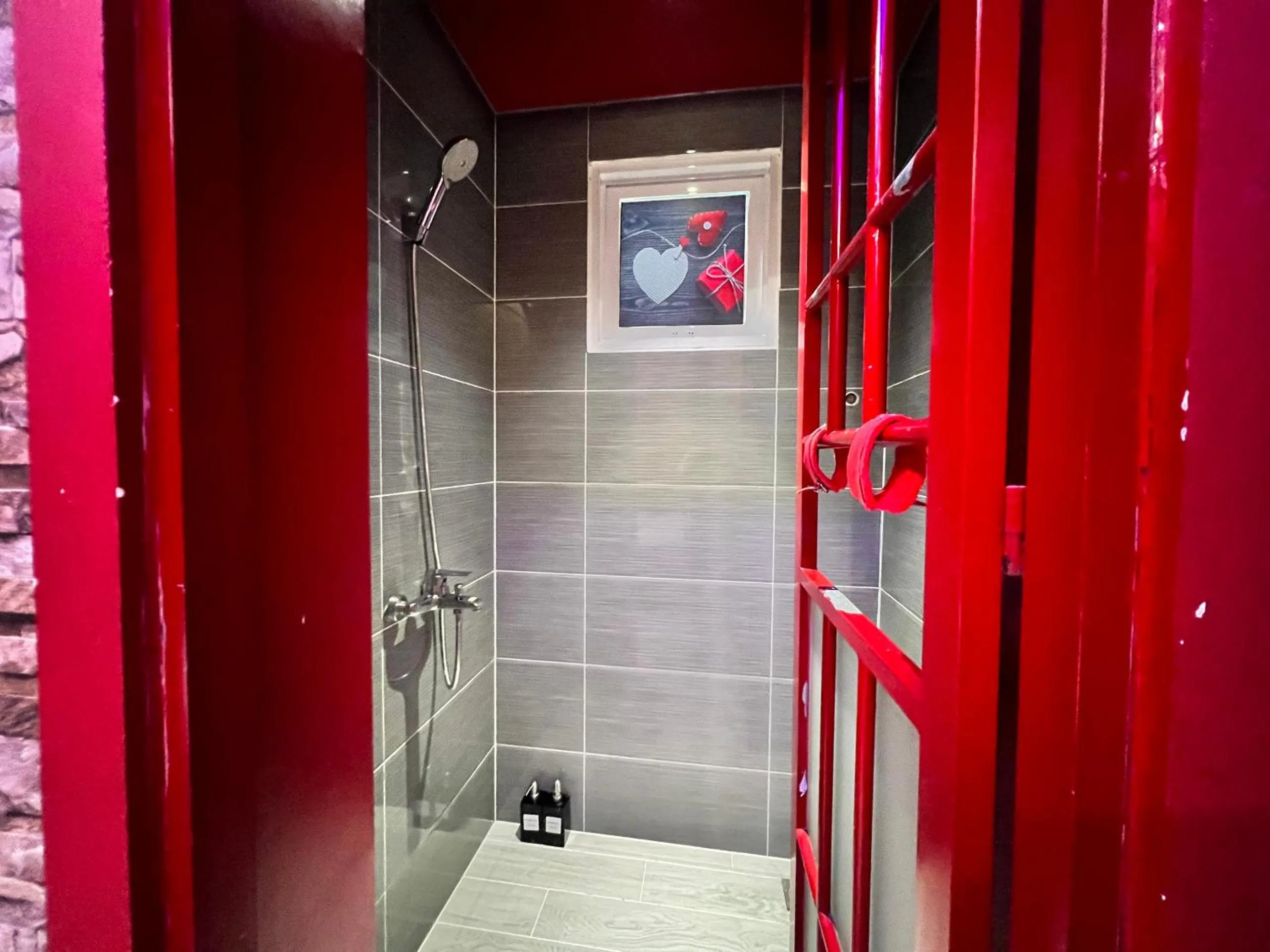 Shower in Loove Hotel - Khách Sạn Tình Yêu