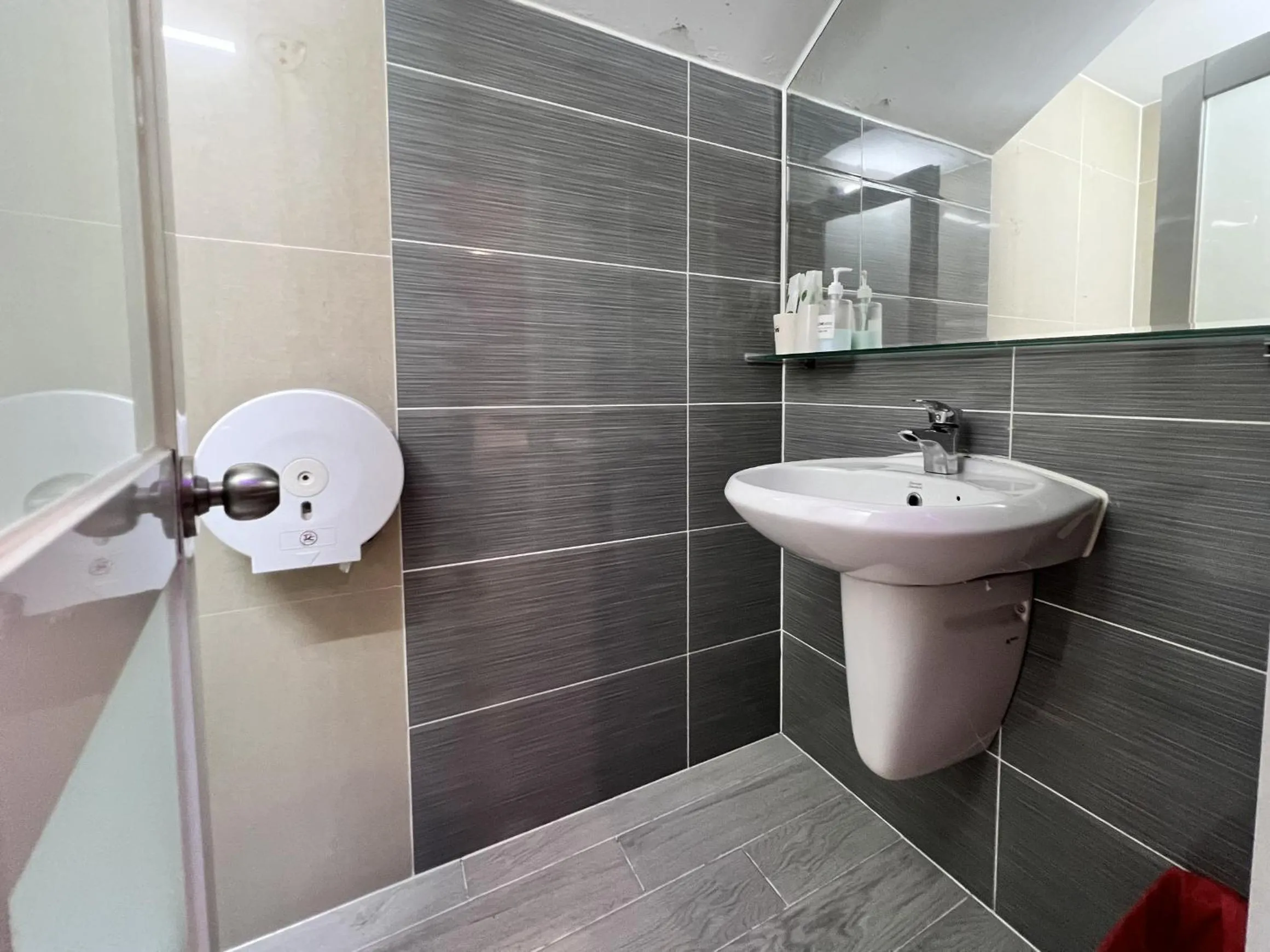 Toilet in Loove Hotel - Khách Sạn Tình Yêu