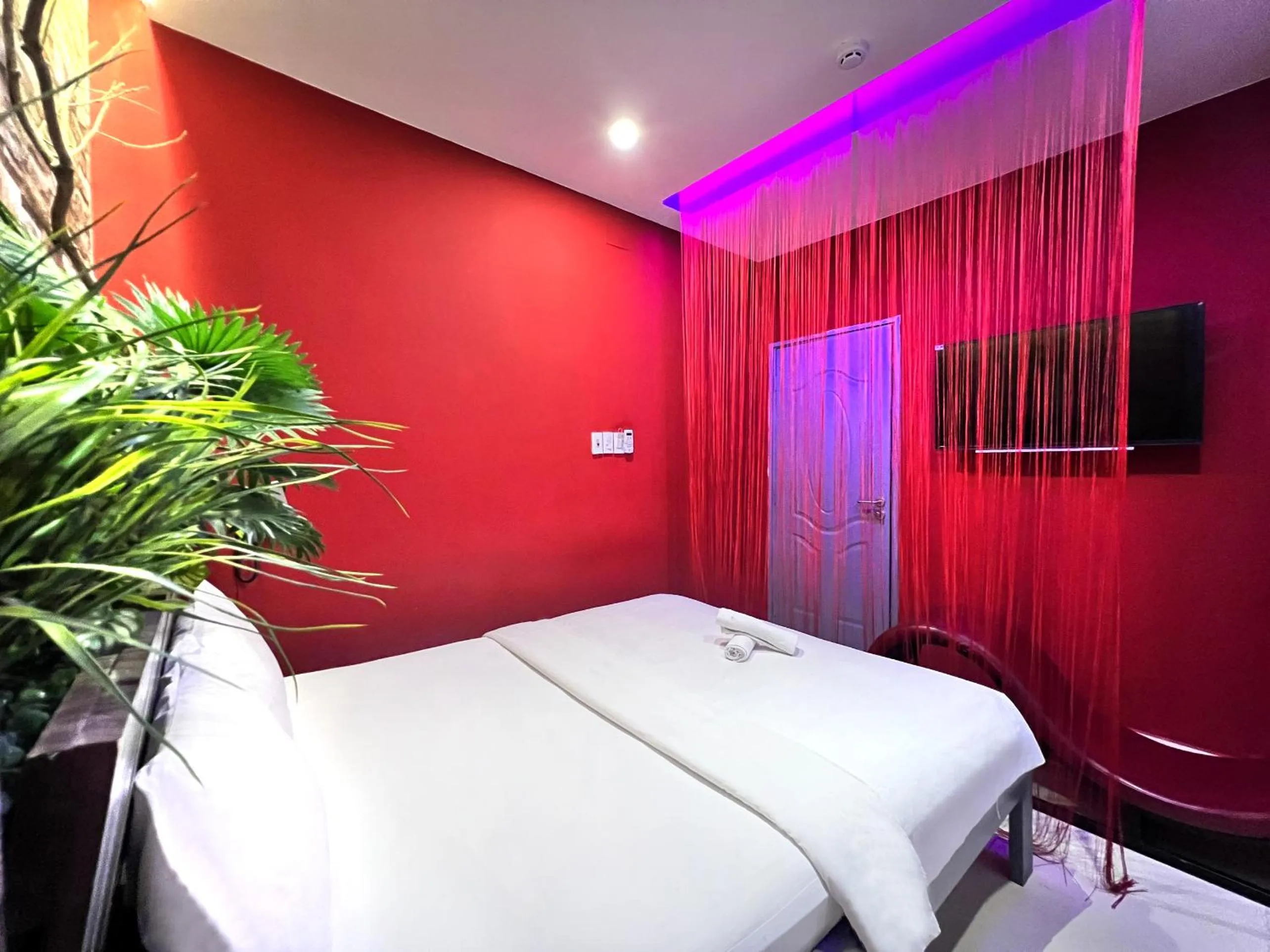 TV and multimedia, Bed in Loove Hotel - Khách Sạn Tình Yêu