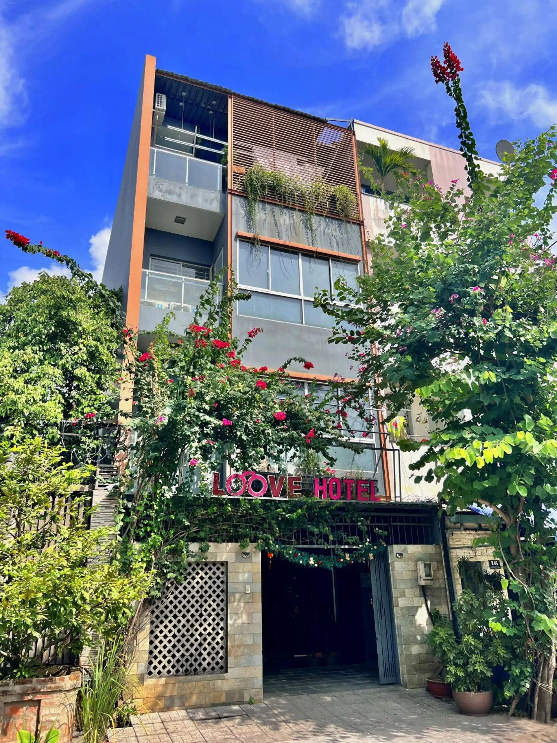 Property building in Loove Hotel - Khách Sạn Tình Yêu
