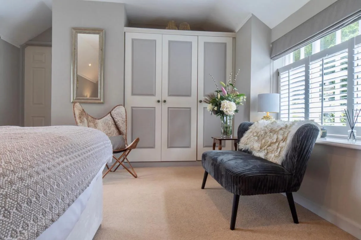 Seating area, Bed in Burleigh Court Hotel