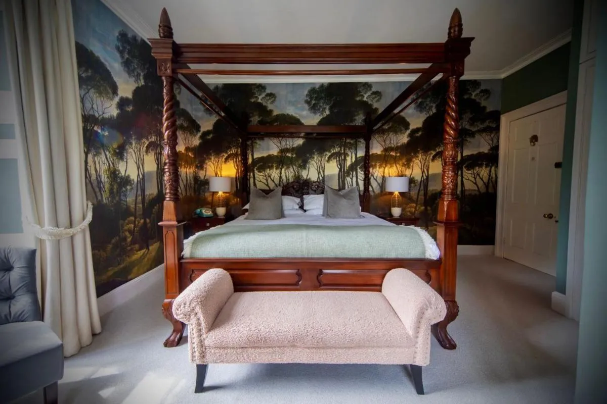 Bedroom, Bed in Burleigh Court Hotel