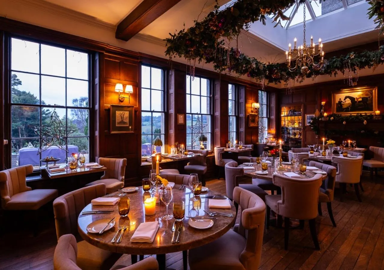 Restaurant/places to eat in Burleigh Court Hotel