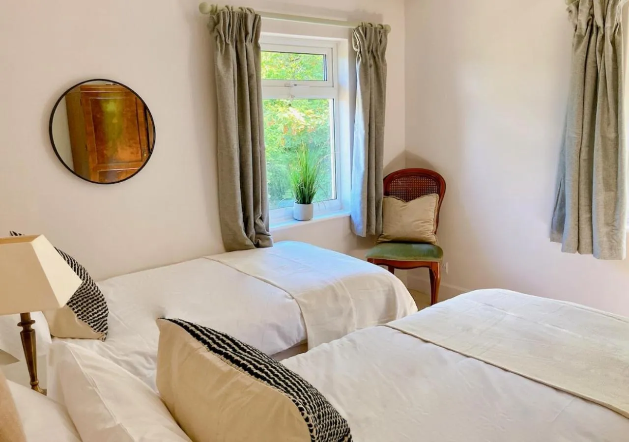 Bedroom, Bed in Burleigh Court Hotel