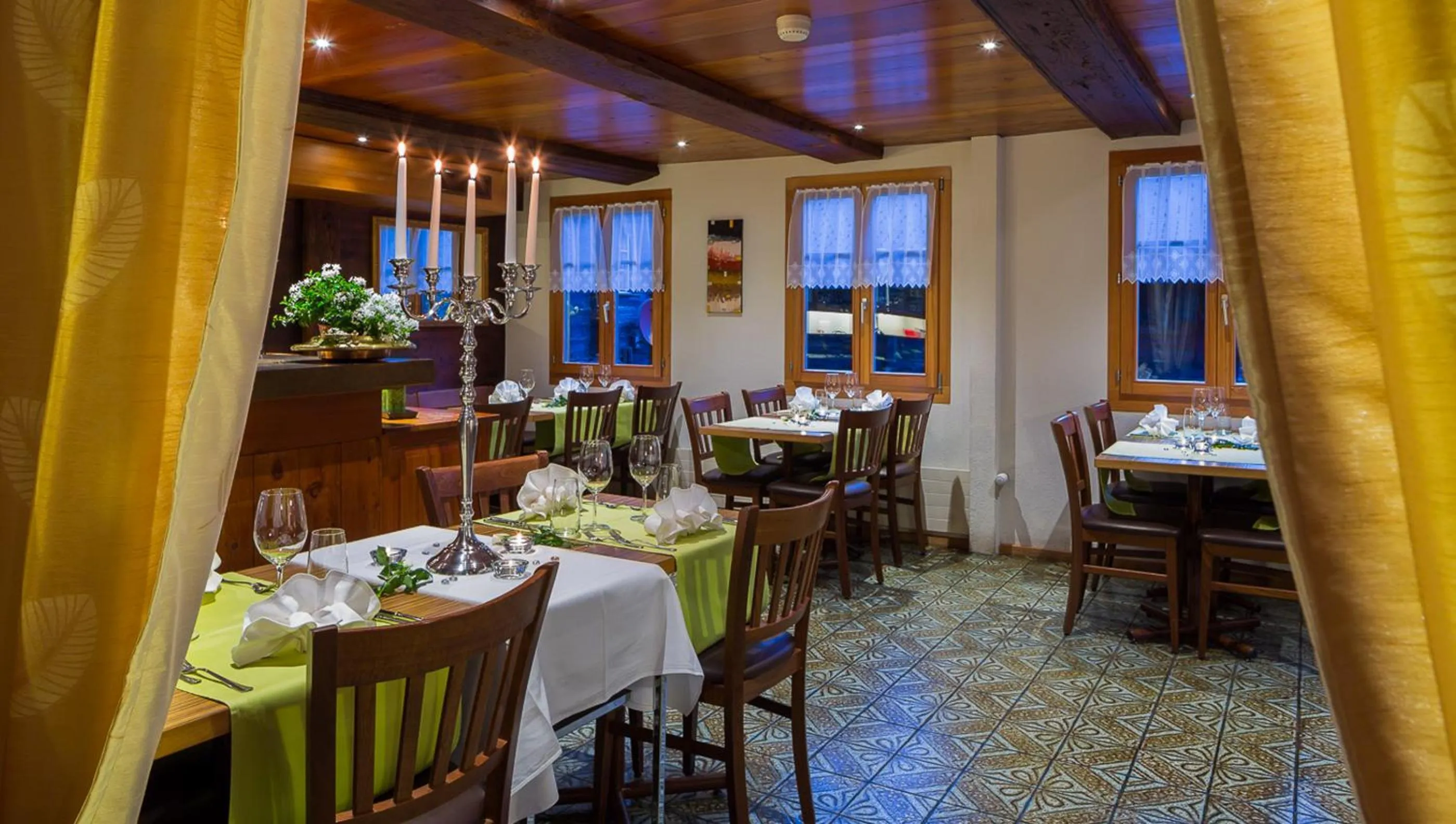 Restaurant/places to eat in Swiss Lodge Joopi