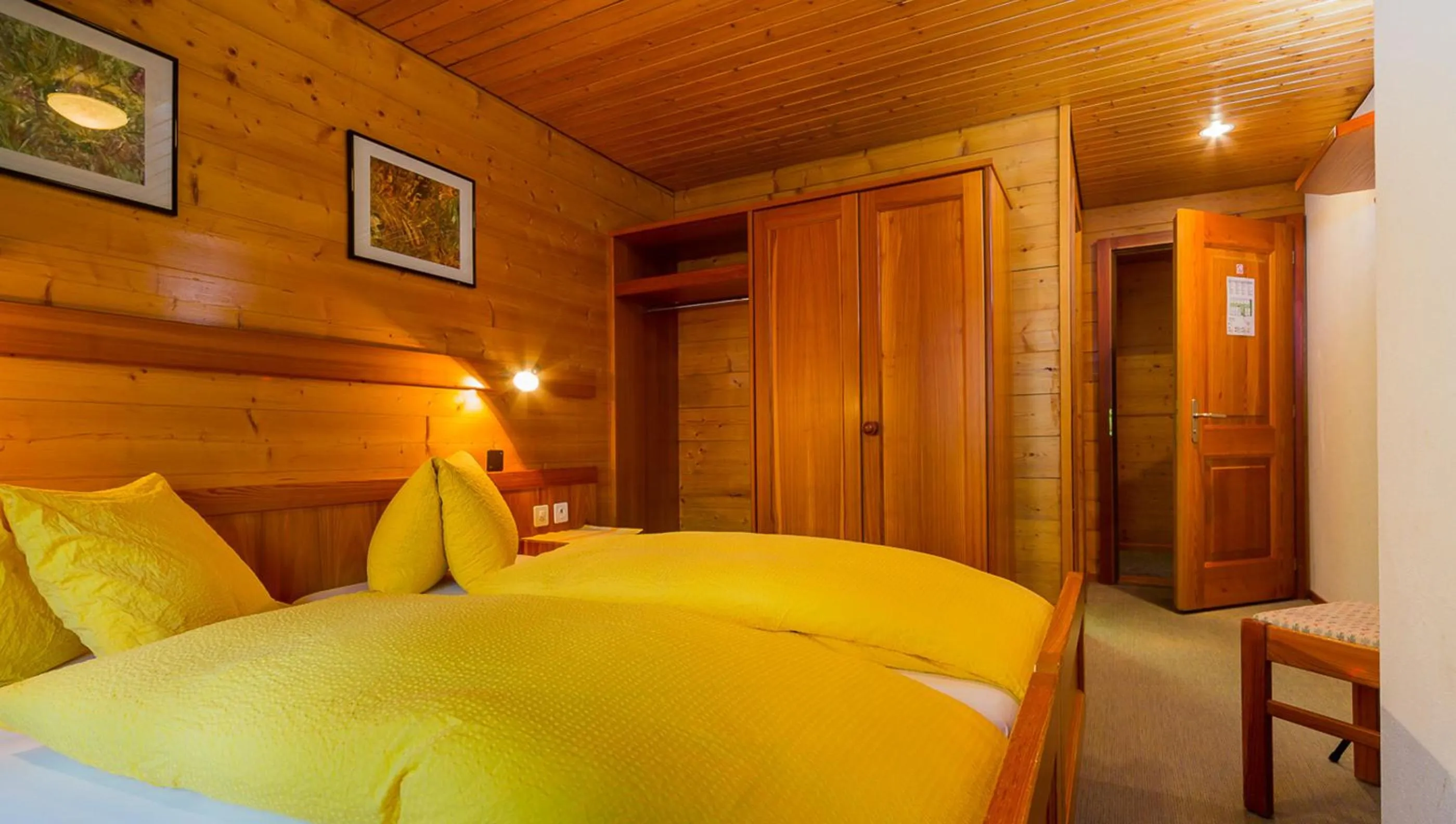Photo of the whole room, Bed in Swiss Lodge Joopi