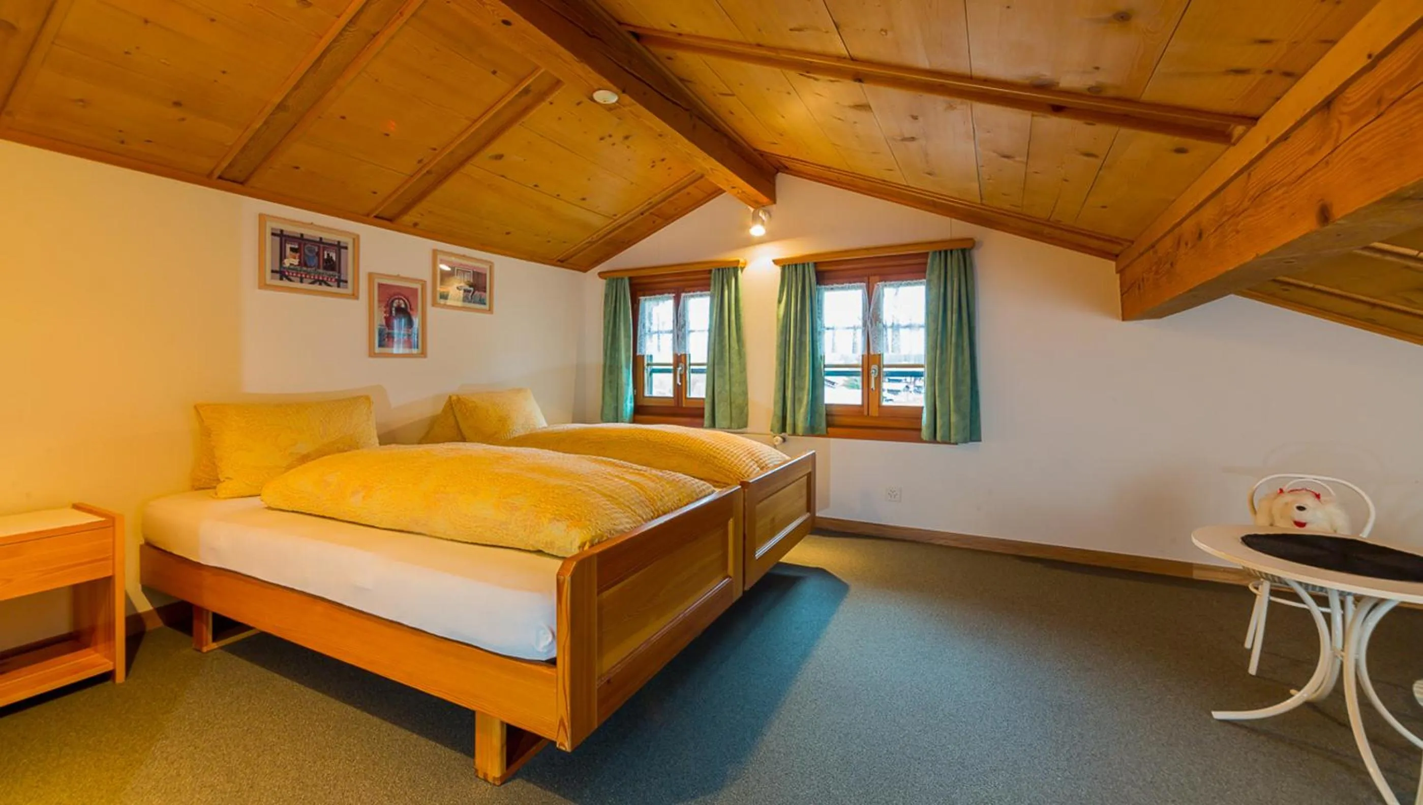 Photo of the whole room, Bed in Swiss Lodge Joopi