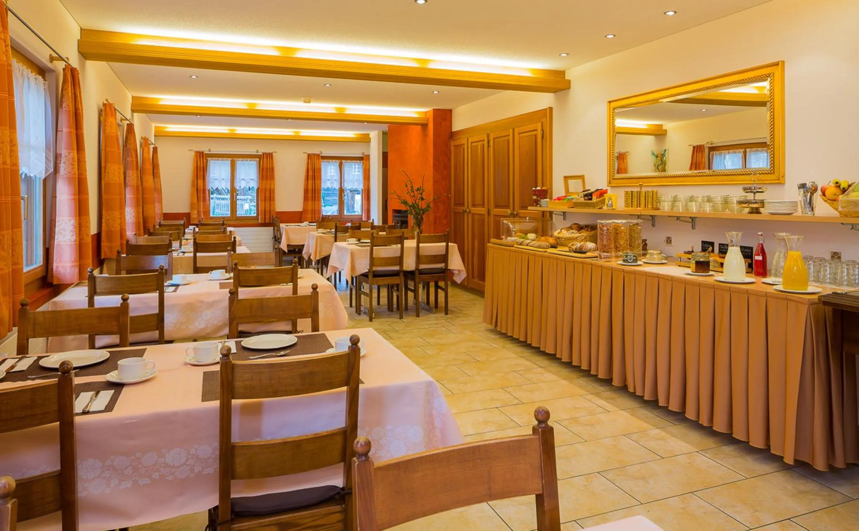 Restaurant/places to eat in Swiss Lodge Joopi