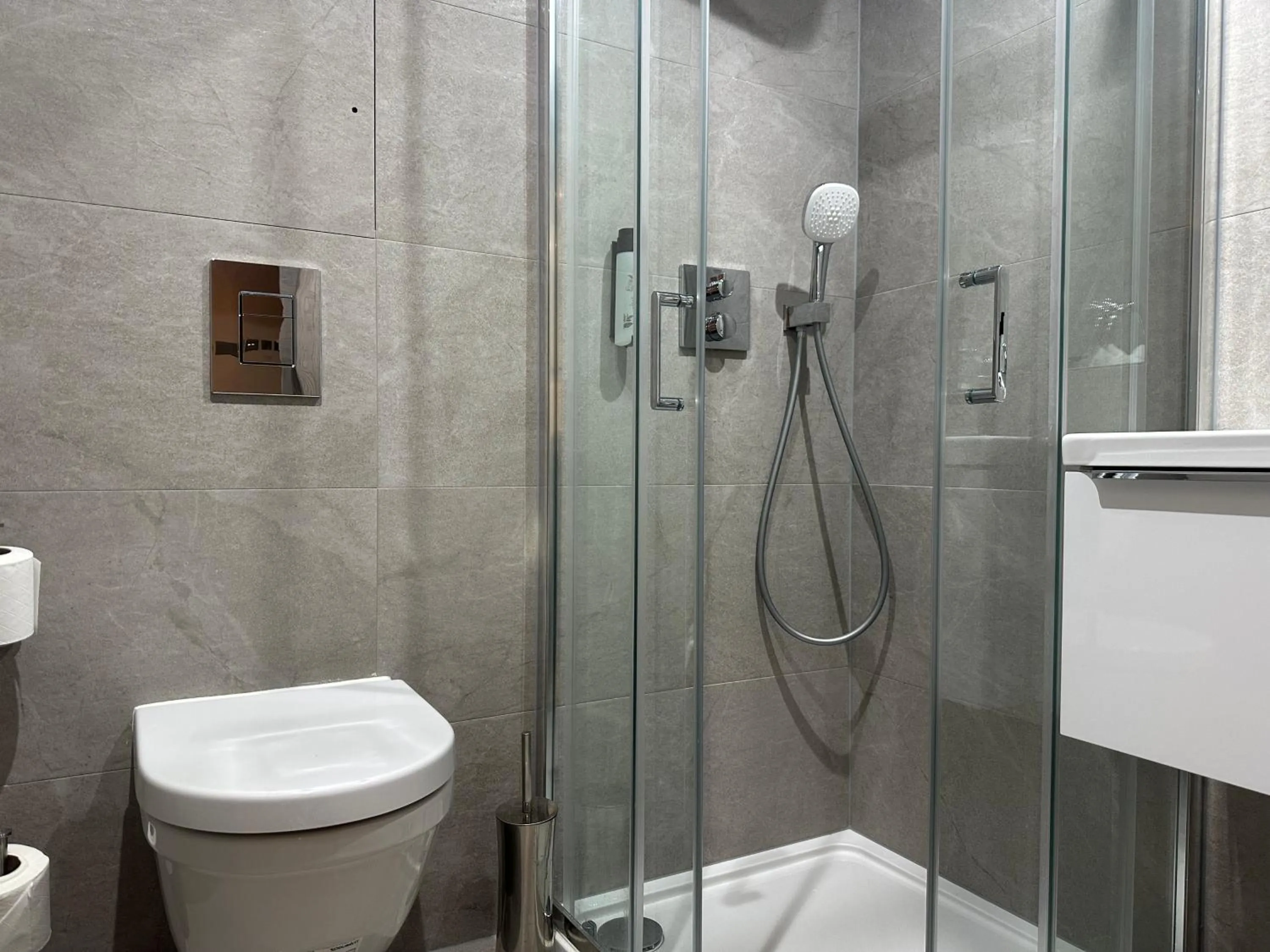 Bathroom in Mabledon Court Hotel