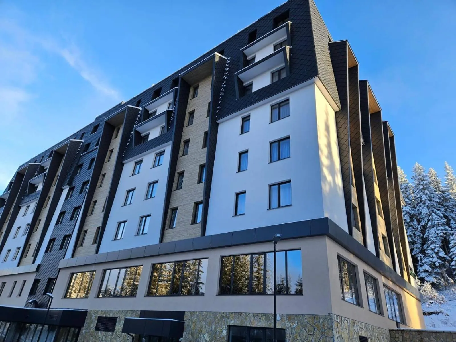 Property building in Aparthotel Zlatni Javor