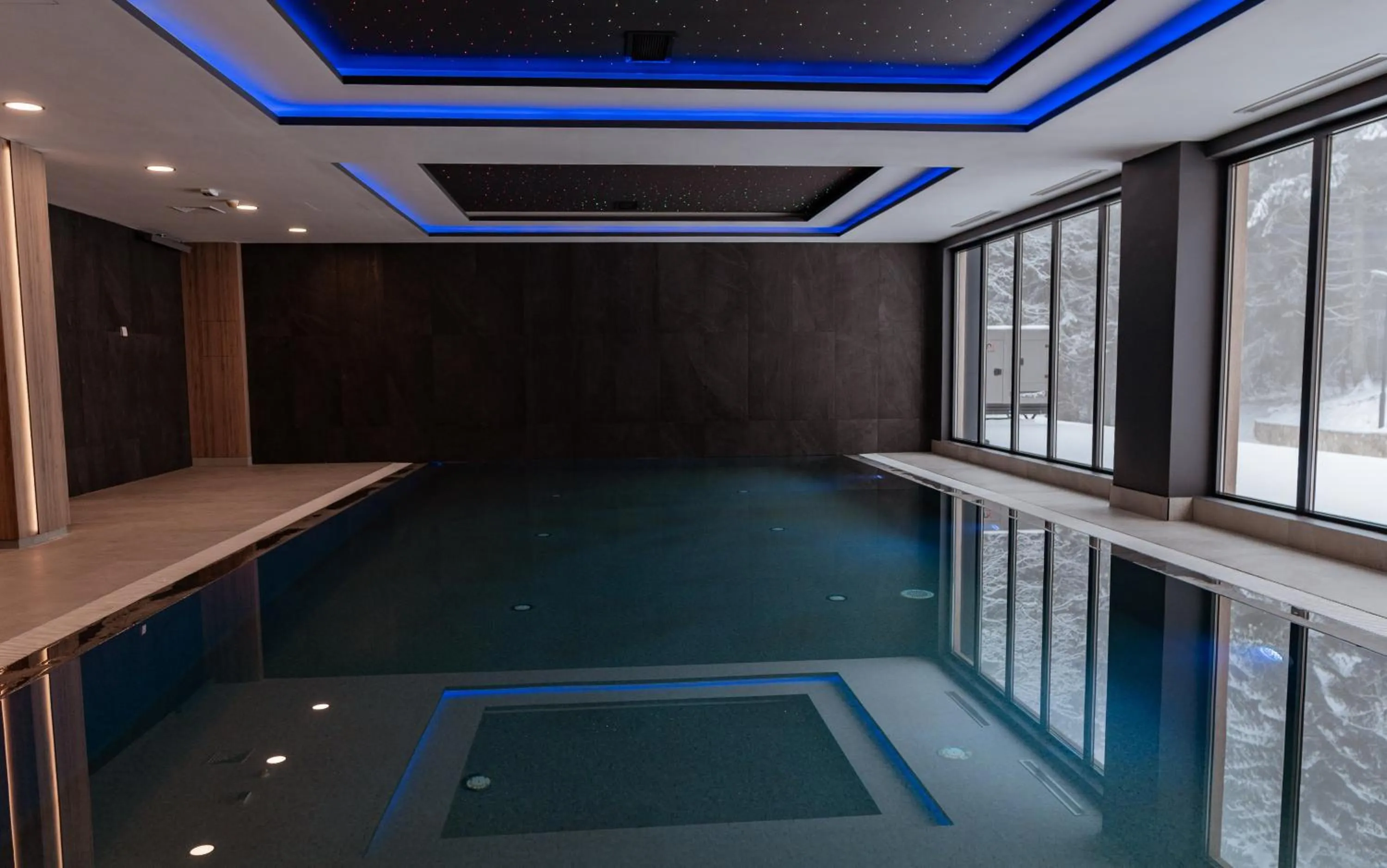 Pool view in Aparthotel Zlatni Javor