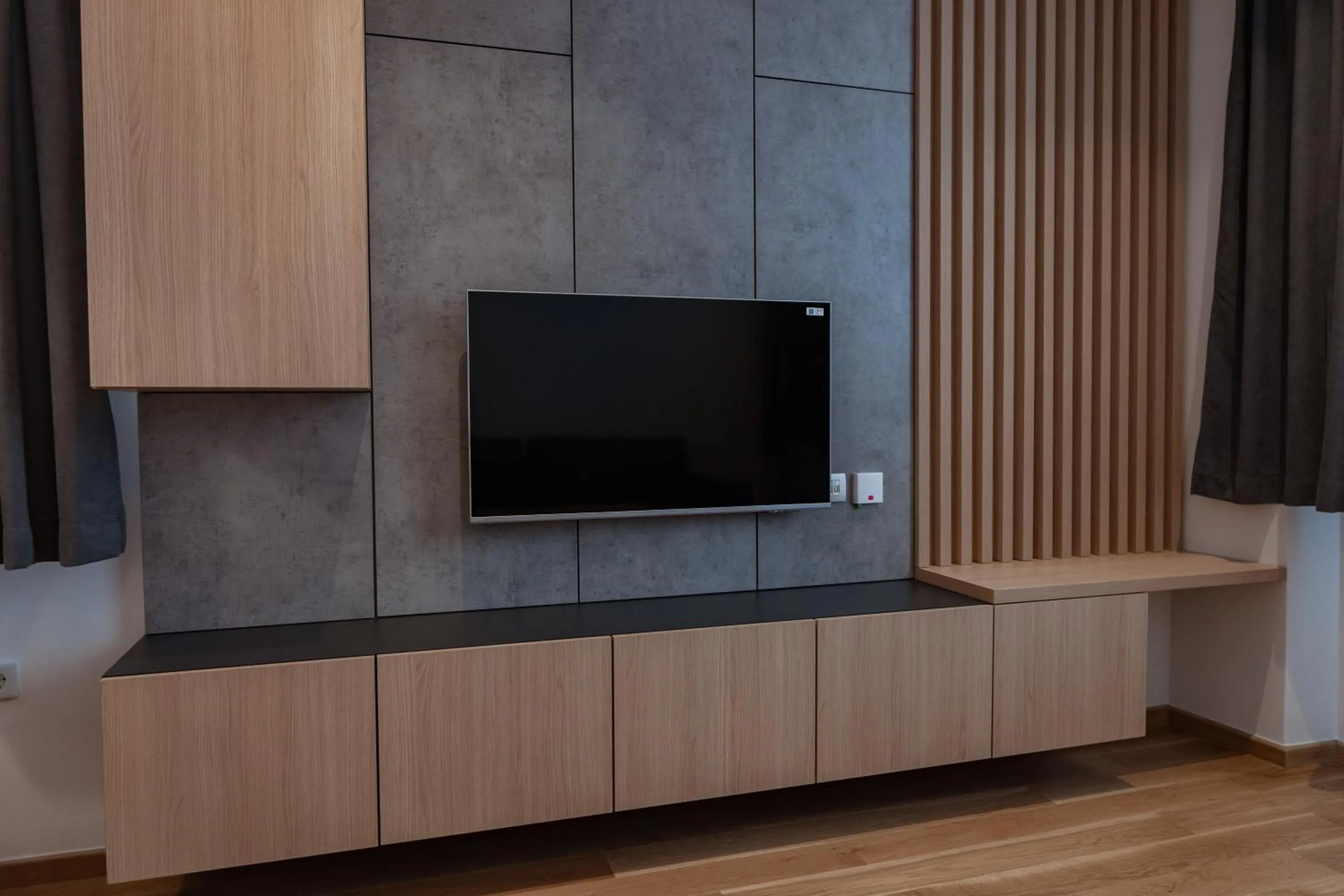 Communal lounge/ TV room in Aparthotel Zlatni Javor