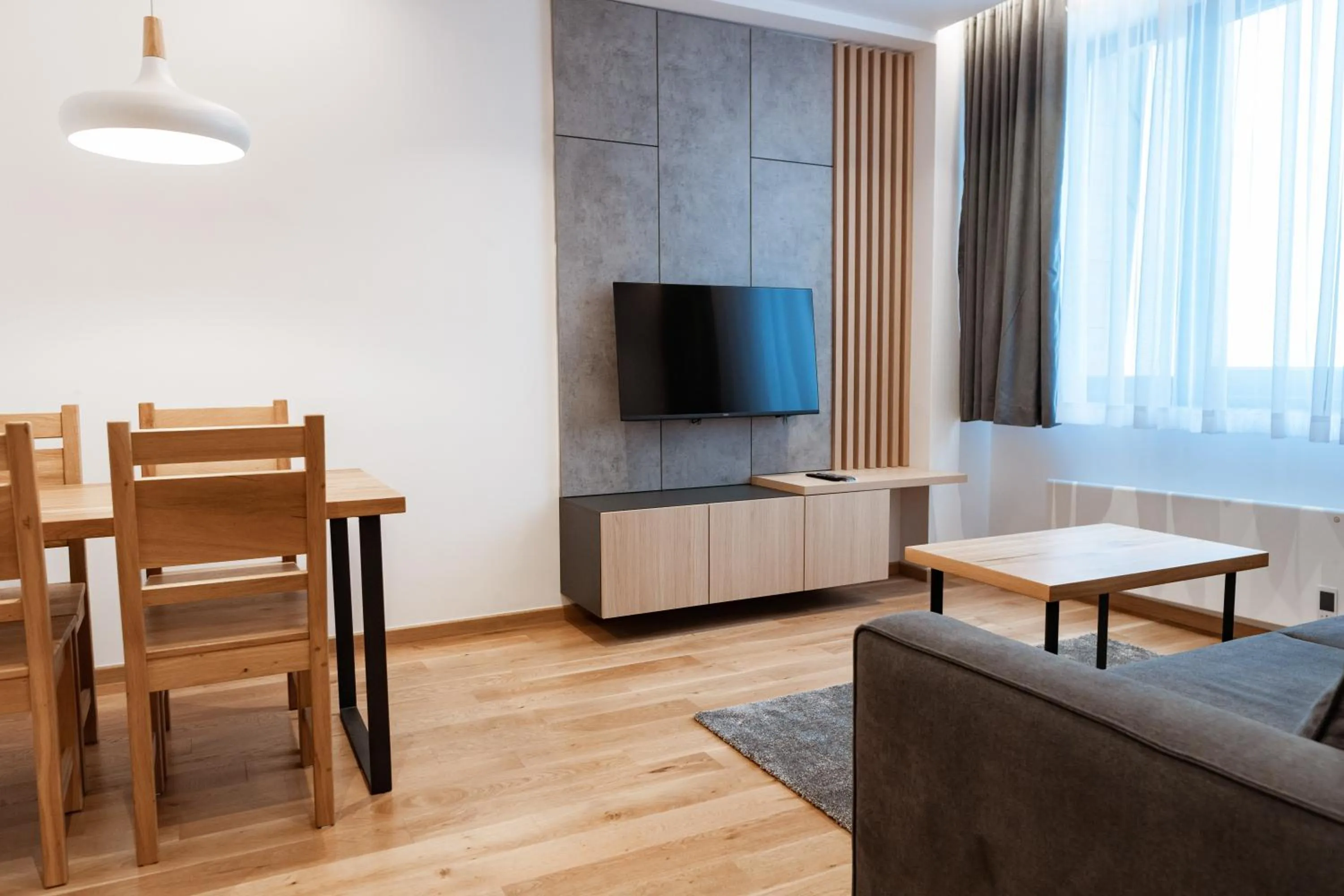 Communal lounge/ TV room in Aparthotel Zlatni Javor