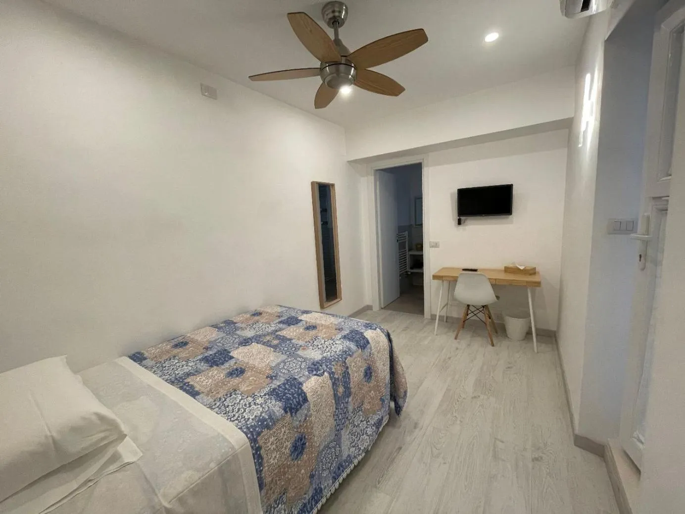 Photo of the whole room, Bed in Zimmer Camere